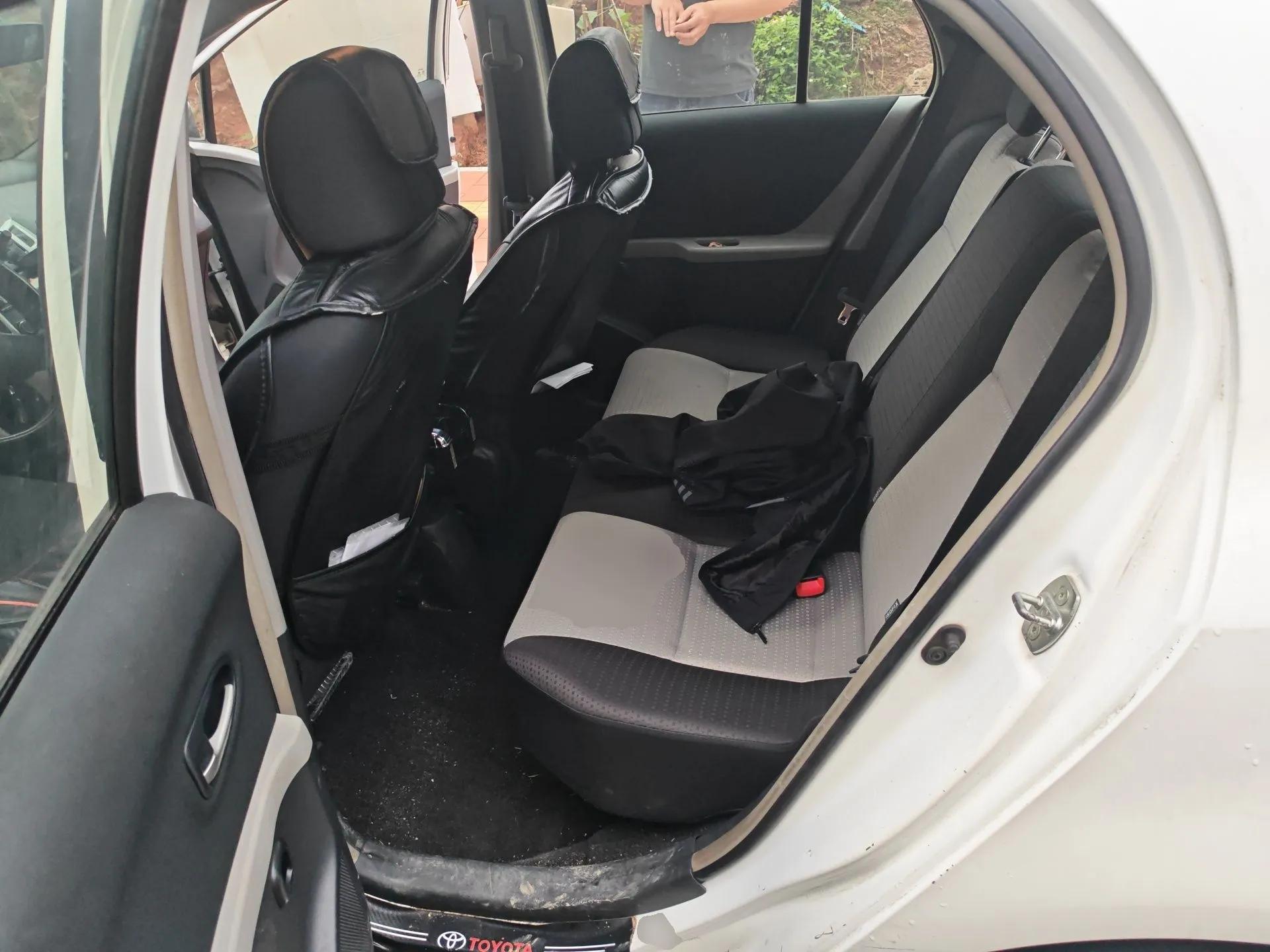 Toyota Yaris 2011 1.6E Automatic Charm Edition — миниатюра 18