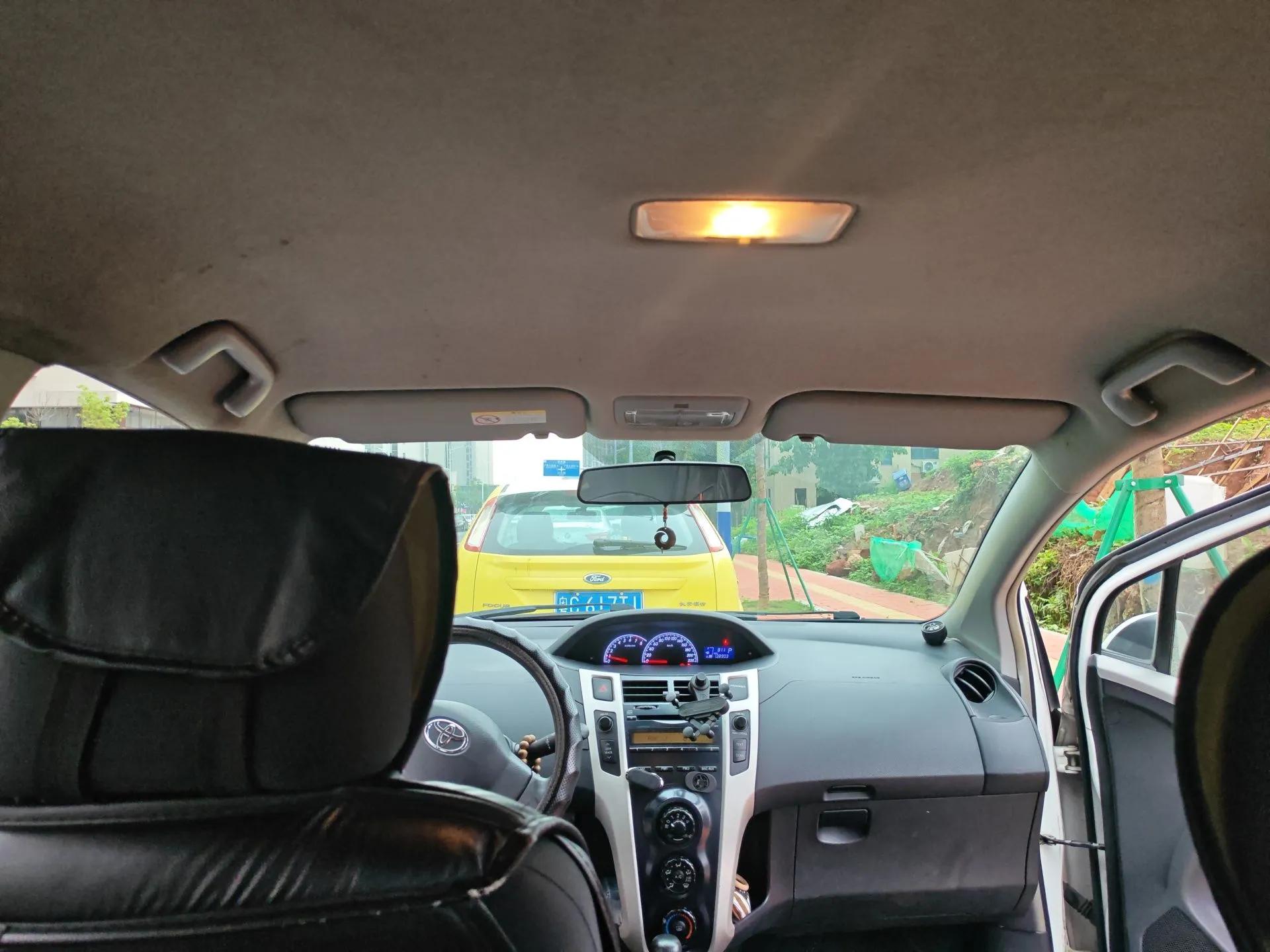Toyota Yaris 2011 1.6E Automatic Charm Edition — миниатюра 19