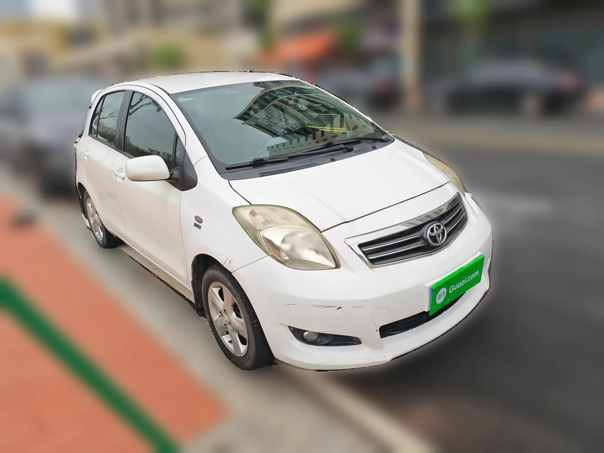 Toyota Yaris 2011 1.6E Automatic Charm Edition — миниатюра 3