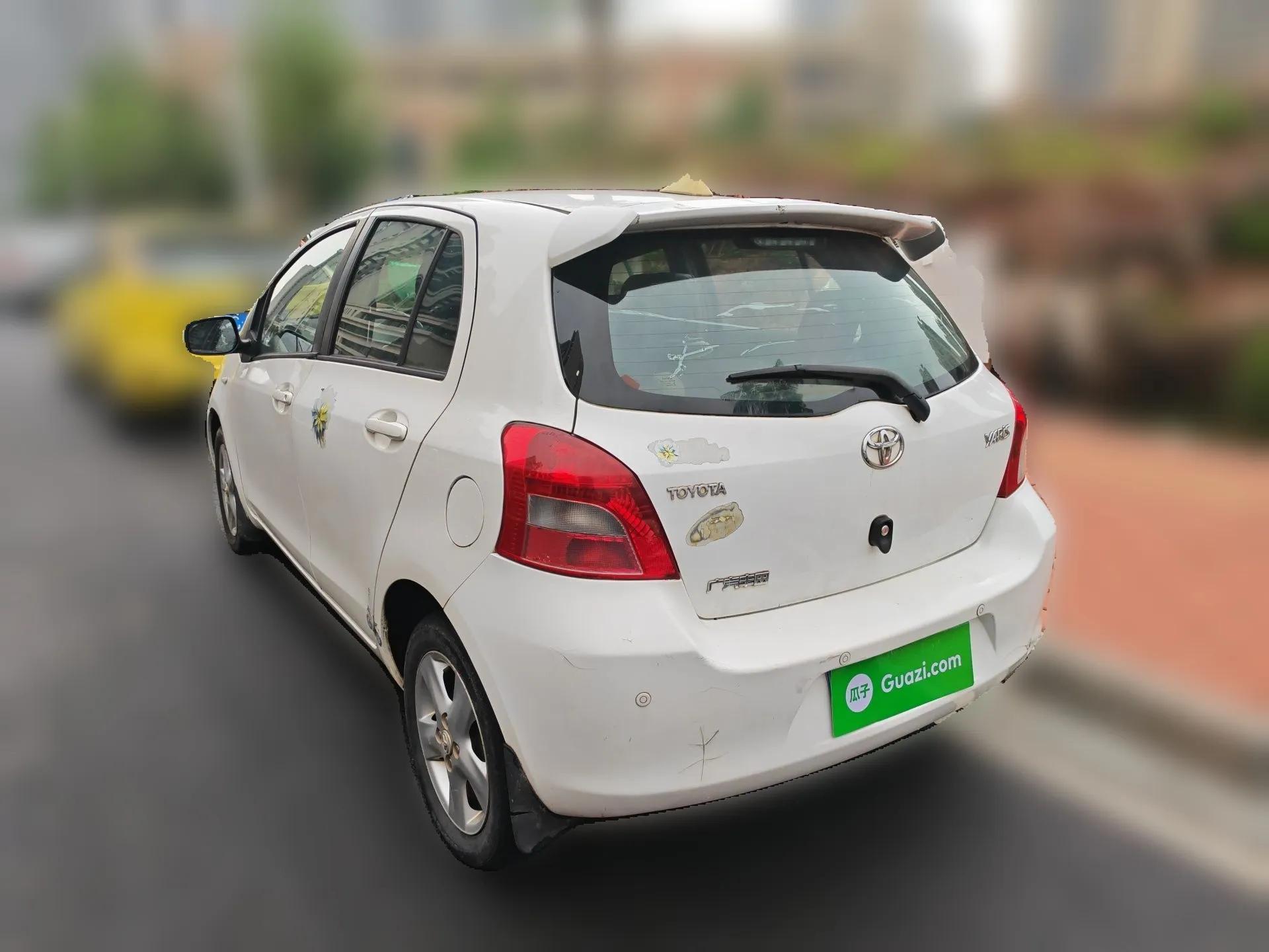 Toyota Yaris 2011 1.6E Automatic Charm Edition — миниатюра 4