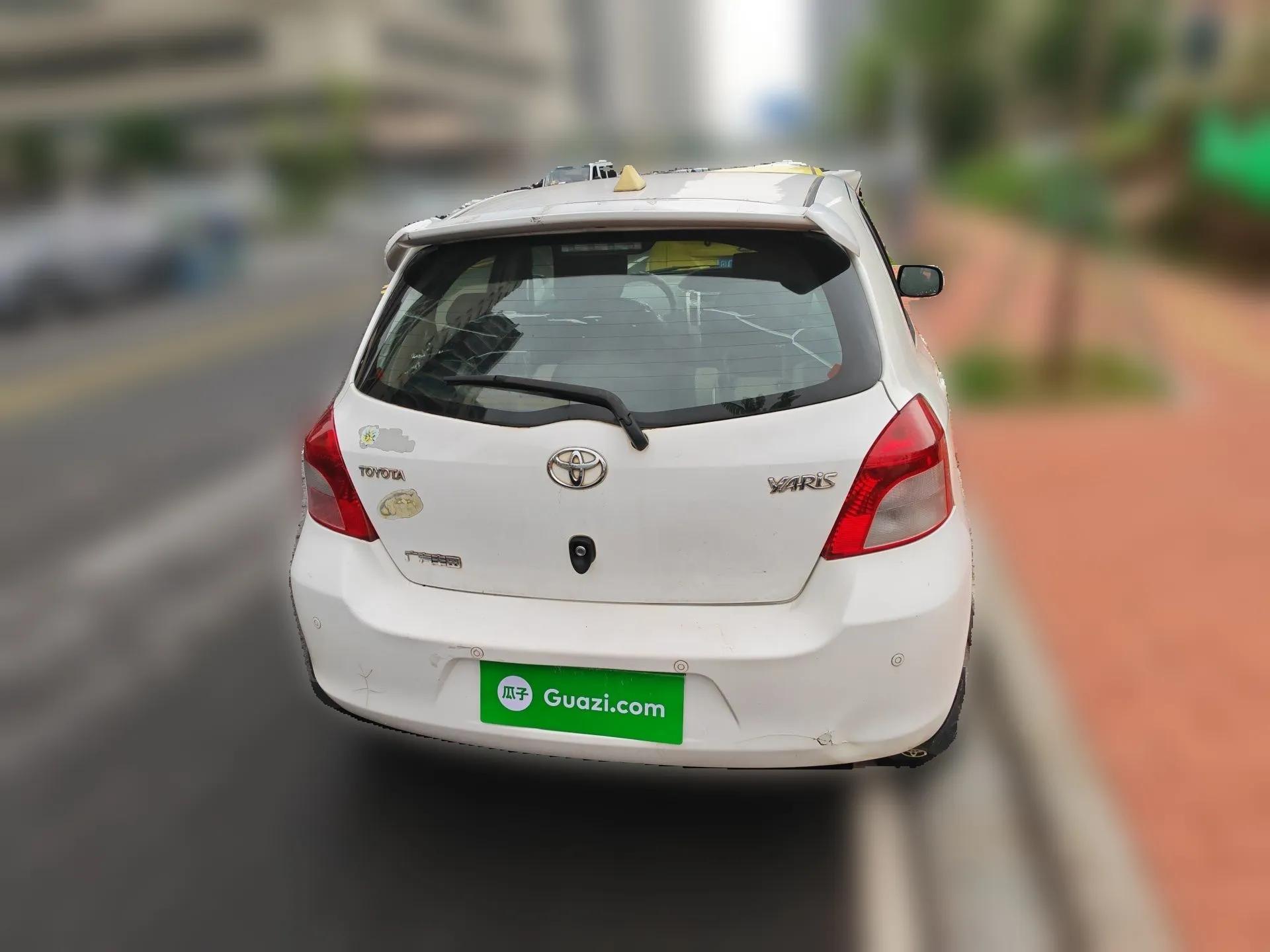Toyota Yaris 2011 1.6E Automatic Charm Edition — миниатюра 5