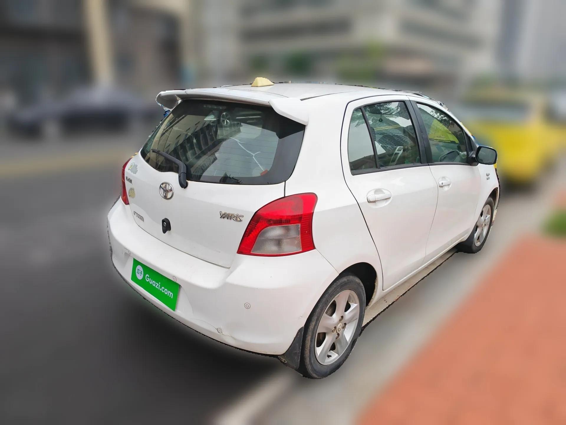 Toyota Yaris 2011 1.6E Automatic Charm Edition — миниатюра 6