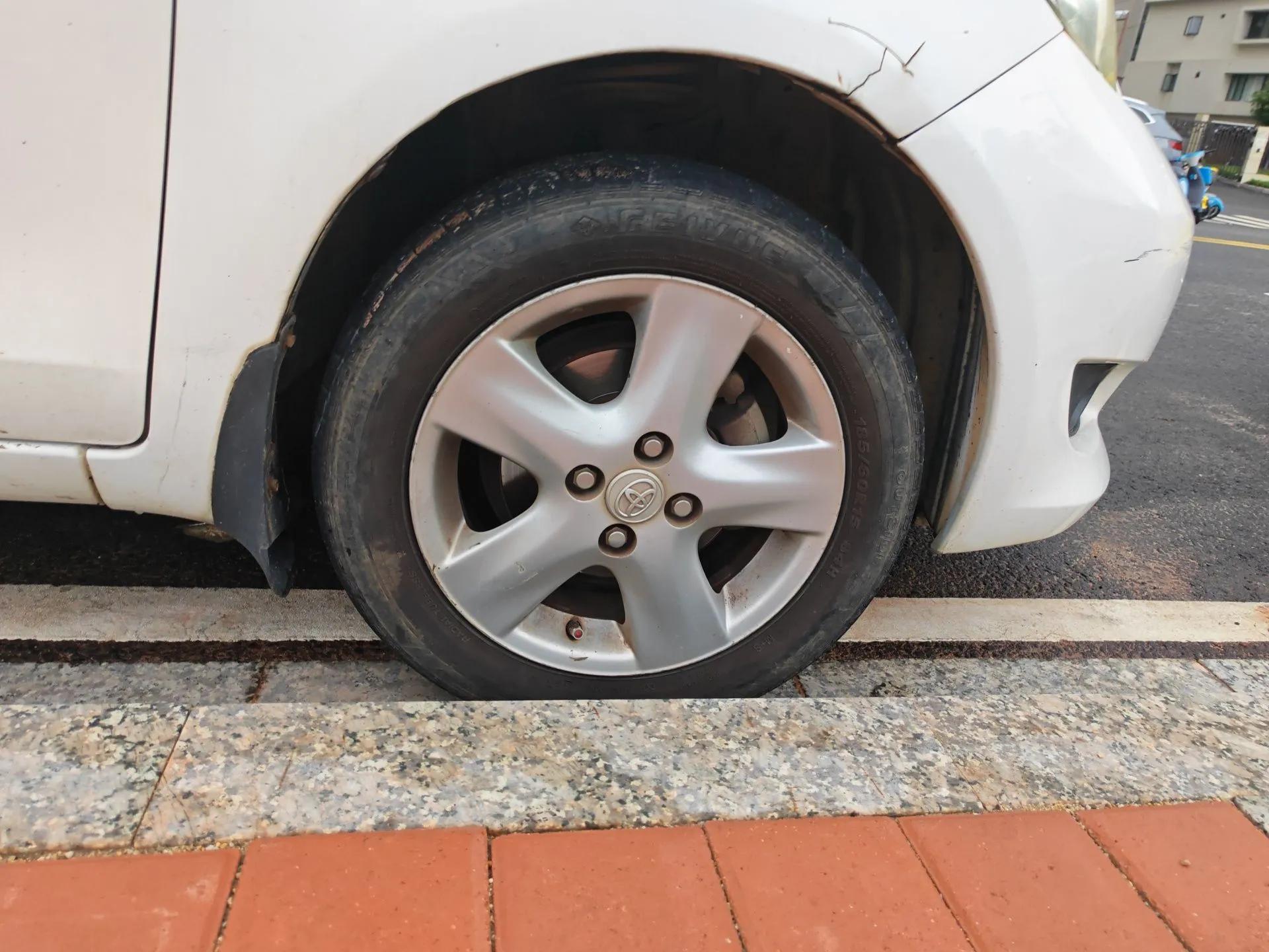 Toyota Yaris 2011 1.6E Automatic Charm Edition — миниатюра 8