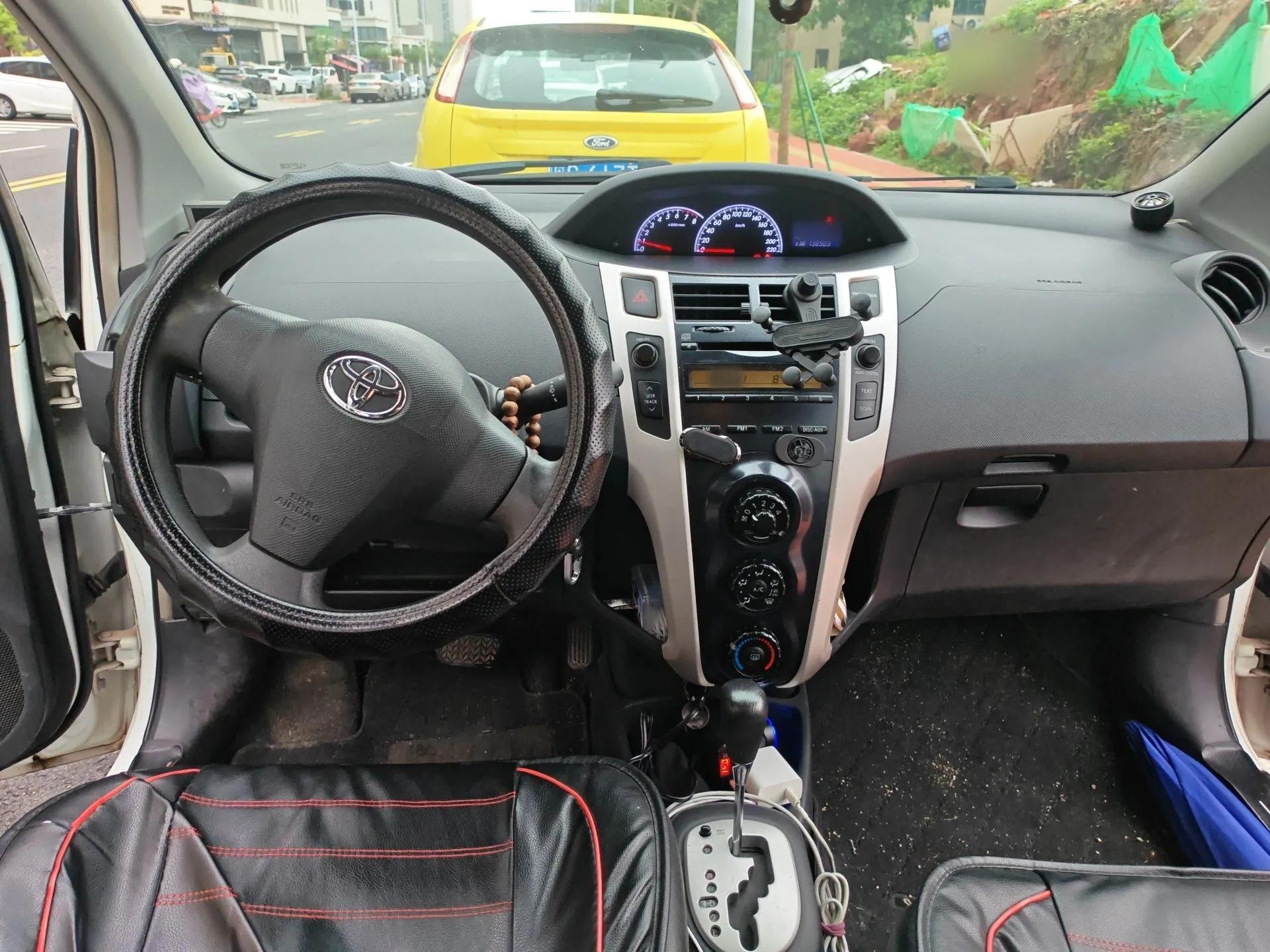 Toyota Yaris 2011 1.6E Automatic Charm Edition — миниатюра 10