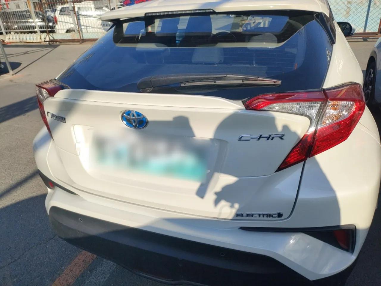 Toyota C-HR EV 2020 Luxury Sunroof Edition — миниатюра 4