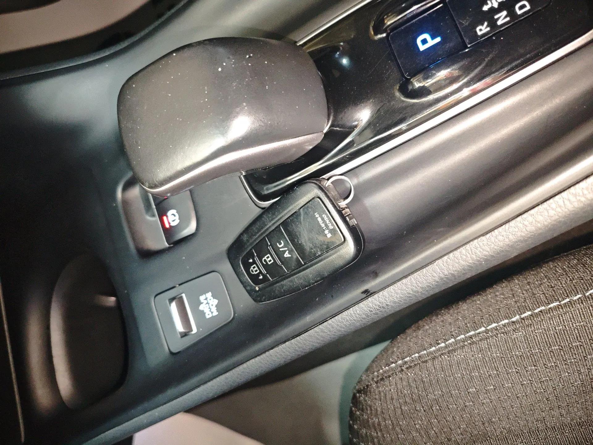 Toyota C-HR EV 2020 Leading Edition — миниатюра 12