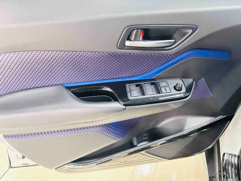 Toyota C-HR EV 2020 Luxury Sunroof Edition — миниатюра 12