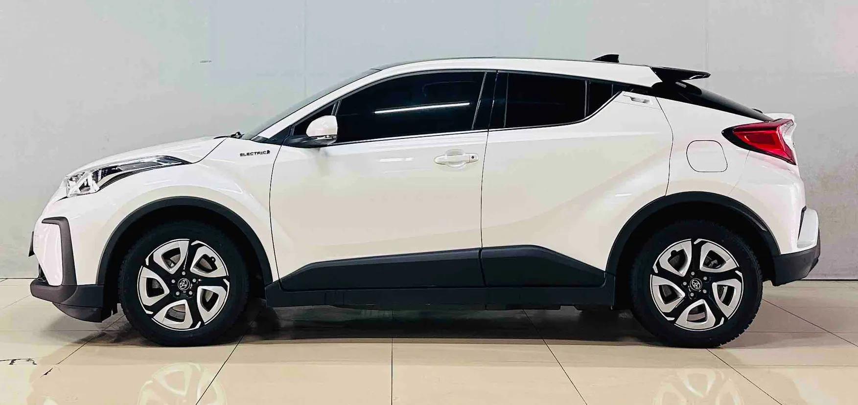Toyota C-HR EV 2020 Luxury Sunroof Edition — миниатюра 3