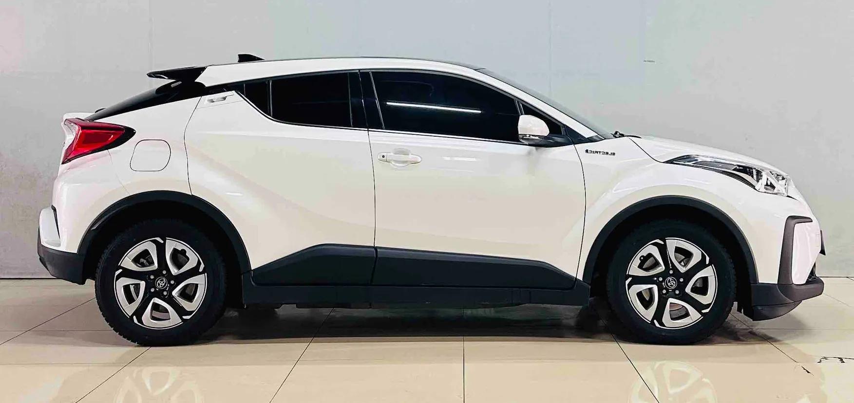Toyota C-HR EV 2020 Luxury Sunroof Edition — миниатюра 4