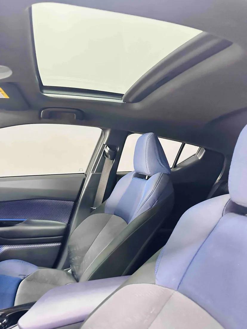 Toyota C-HR EV 2020 Luxury Sunroof Edition — миниатюра 7