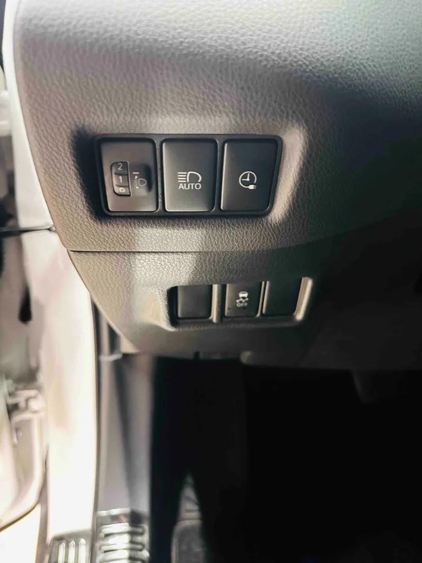 Toyota C-HR EV 2020 Luxury Sunroof Edition — миниатюра 10