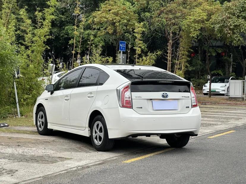 Toyota Prius 2012 1.8L Luxury Advanced Edition — миниатюра 2