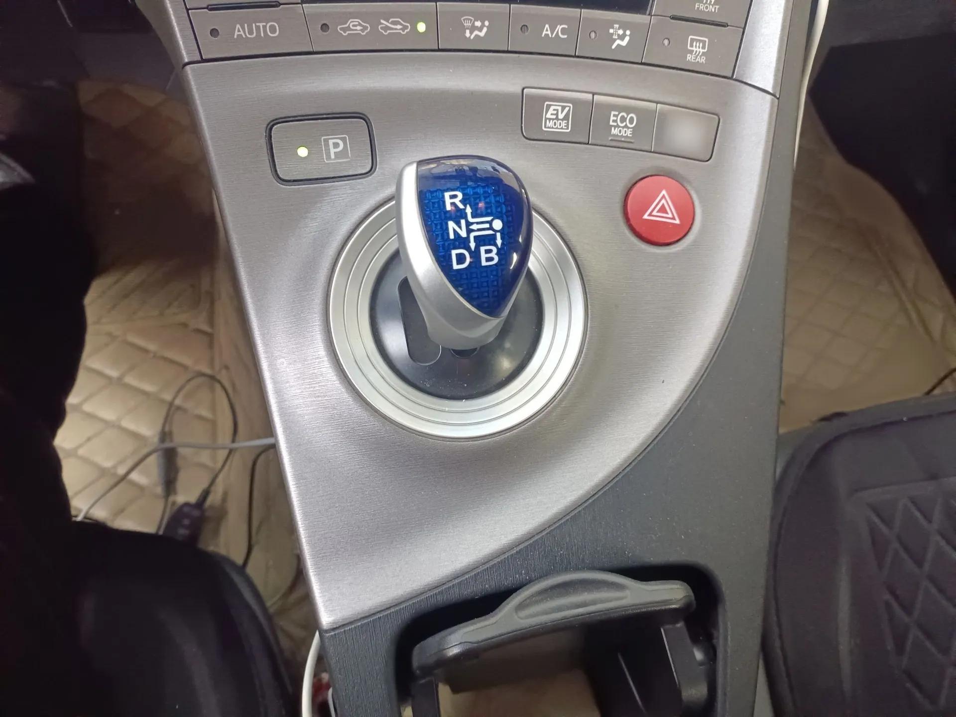 Toyota Prius 2012 1.8L Luxury Advanced Edition — миниатюра 15