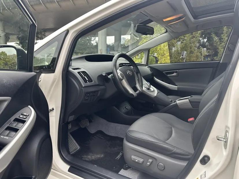Toyota Prius 2012 1.8L Luxury Advanced Edition — миниатюра 23