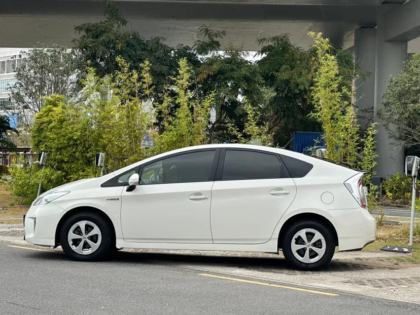 Toyota Prius 2012 1.8L Luxury Advanced Edition — миниатюра 8
