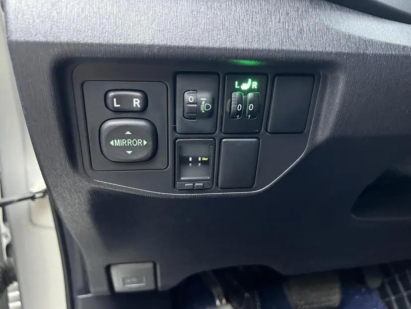 Toyota Prius 2012 1.8L Luxury Edition — миниатюра 9