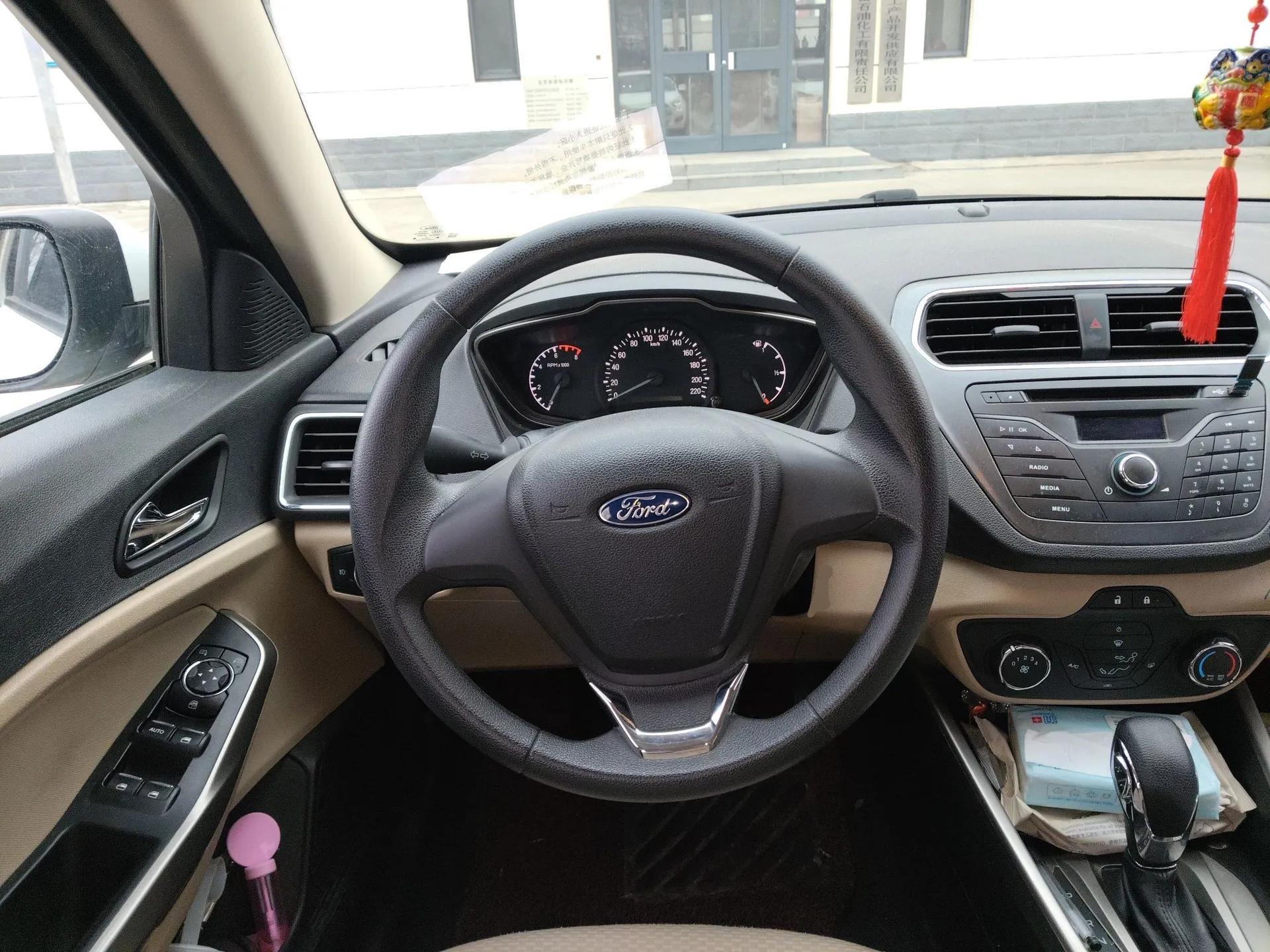 Ford Escort 2015 1.5L Automatic Comfort Edition — миниатюра 11