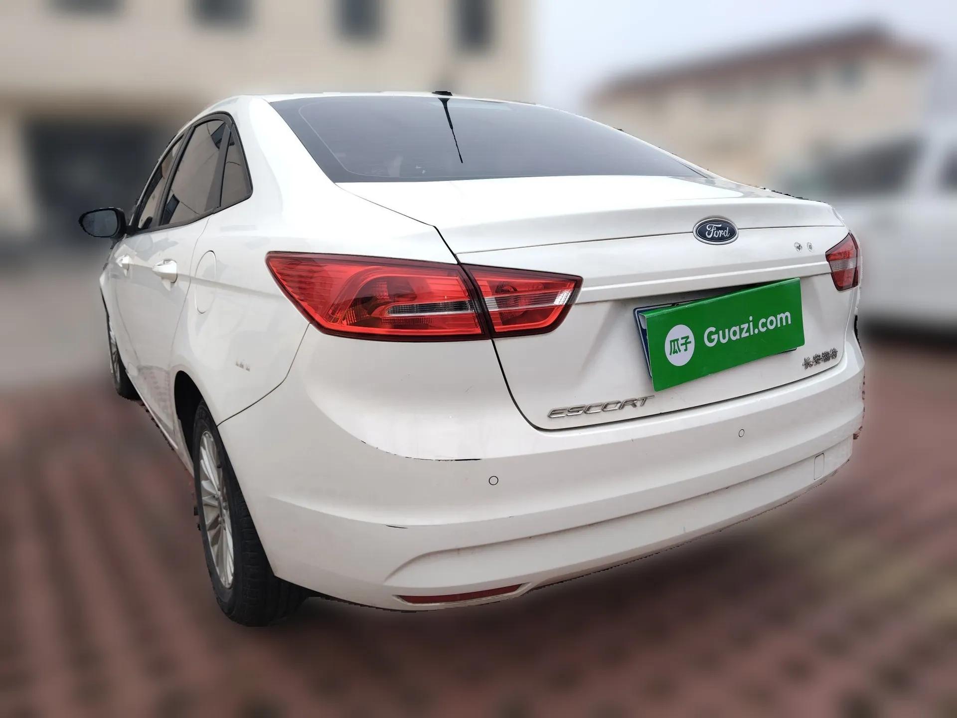 Ford Escort 2015 1.5L Automatic Comfort Edition — миниатюра 4