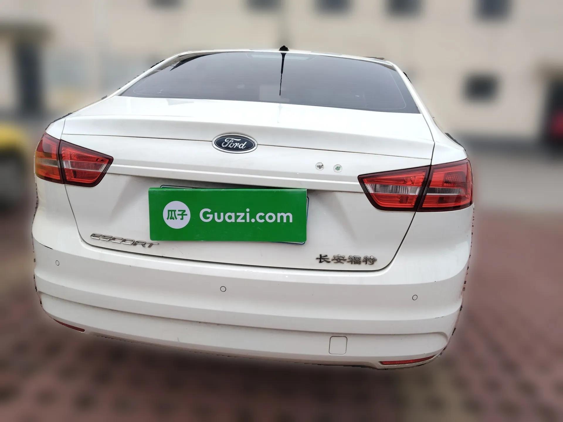 Ford Escort 2015 1.5L Automatic Comfort Edition — миниатюра 5