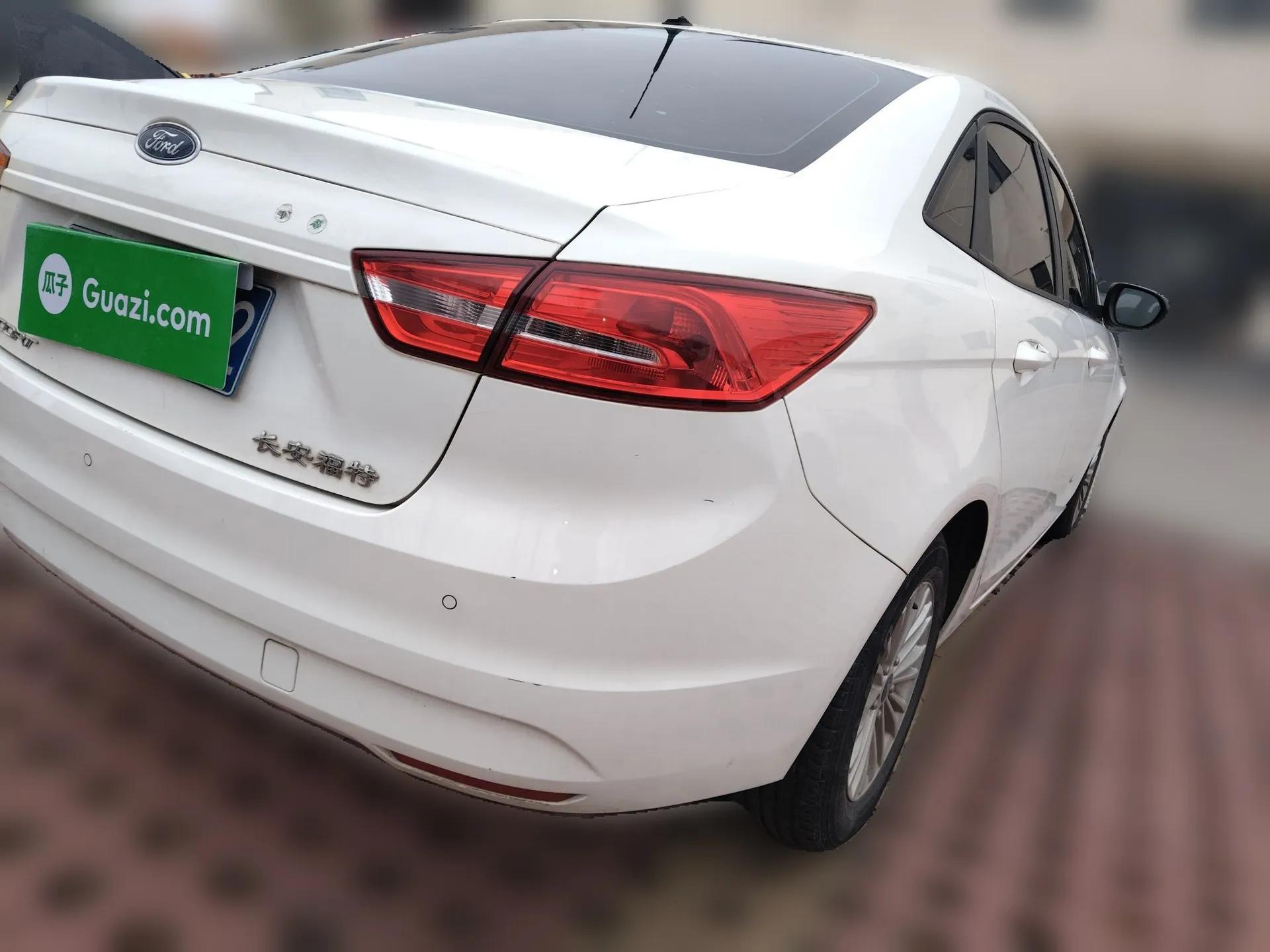 Ford Escort 2015 1.5L Automatic Comfort Edition — миниатюра 6