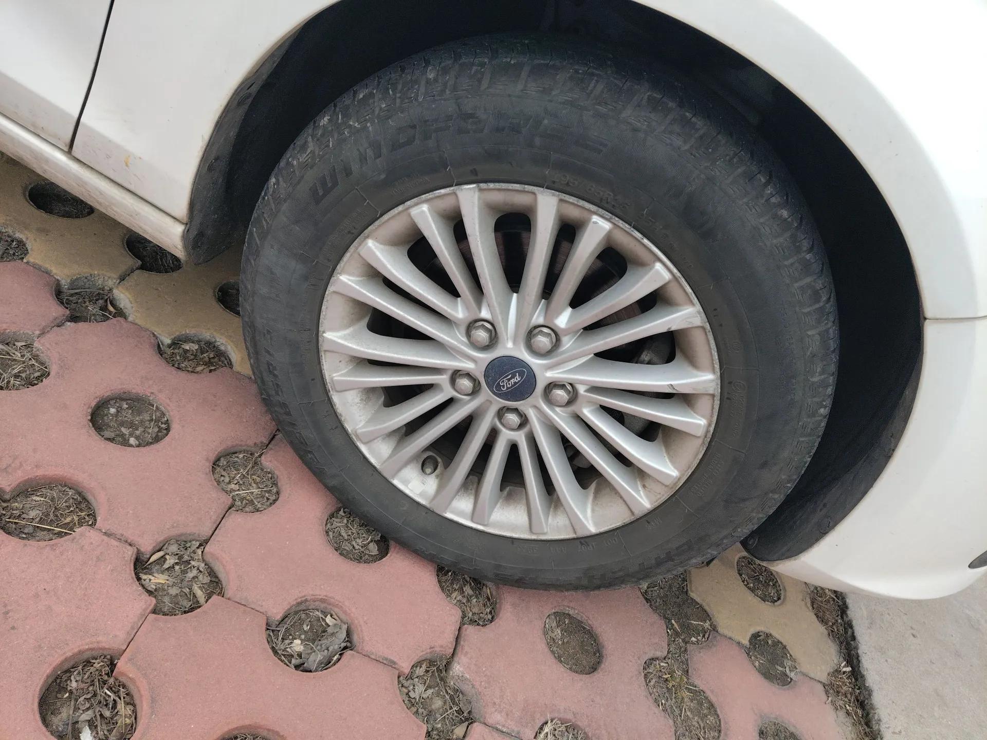 Ford Escort 2015 1.5L Automatic Comfort Edition — миниатюра 8