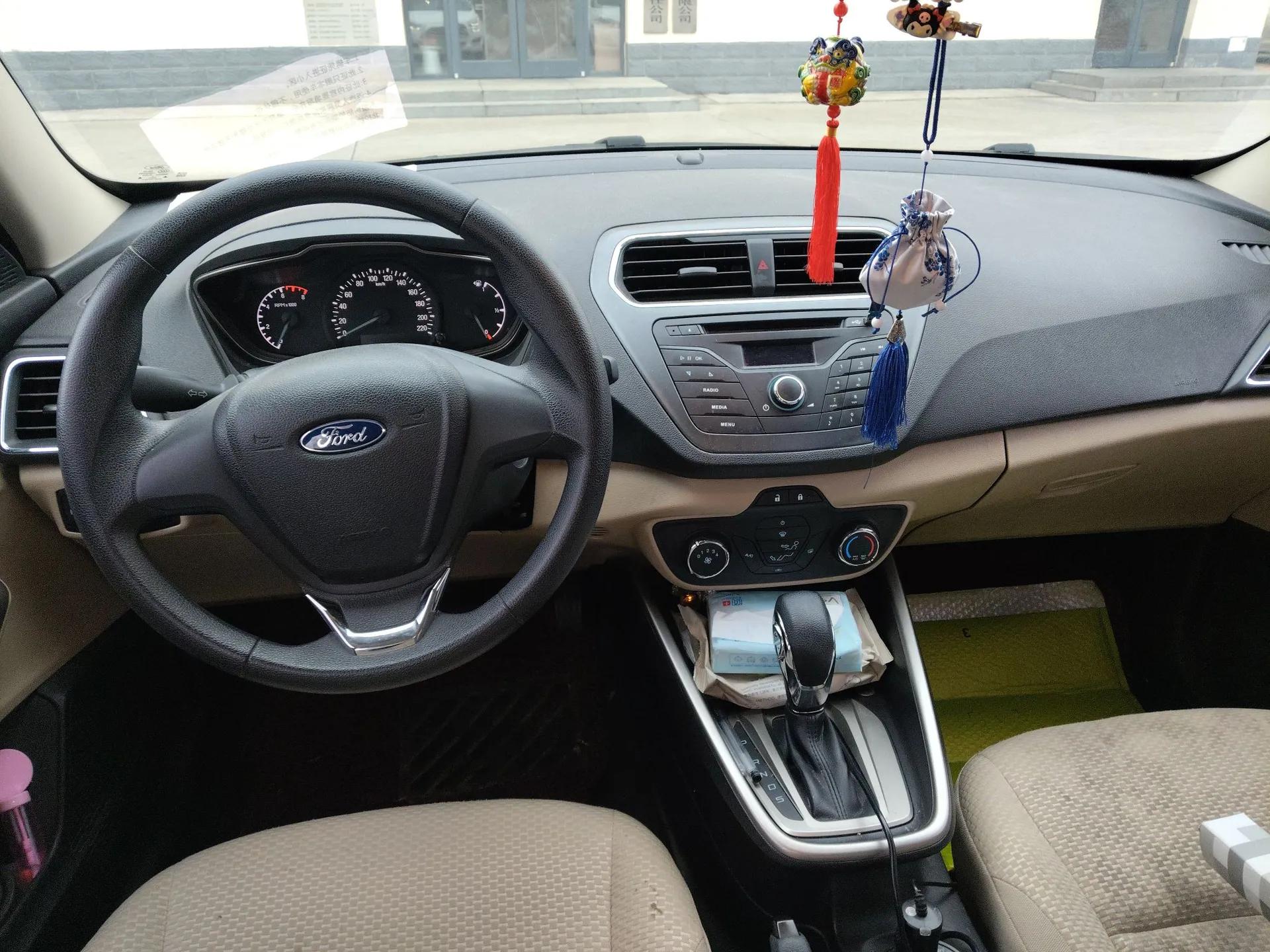 Ford Escort 2015 1.5L Automatic Comfort Edition — миниатюра 10