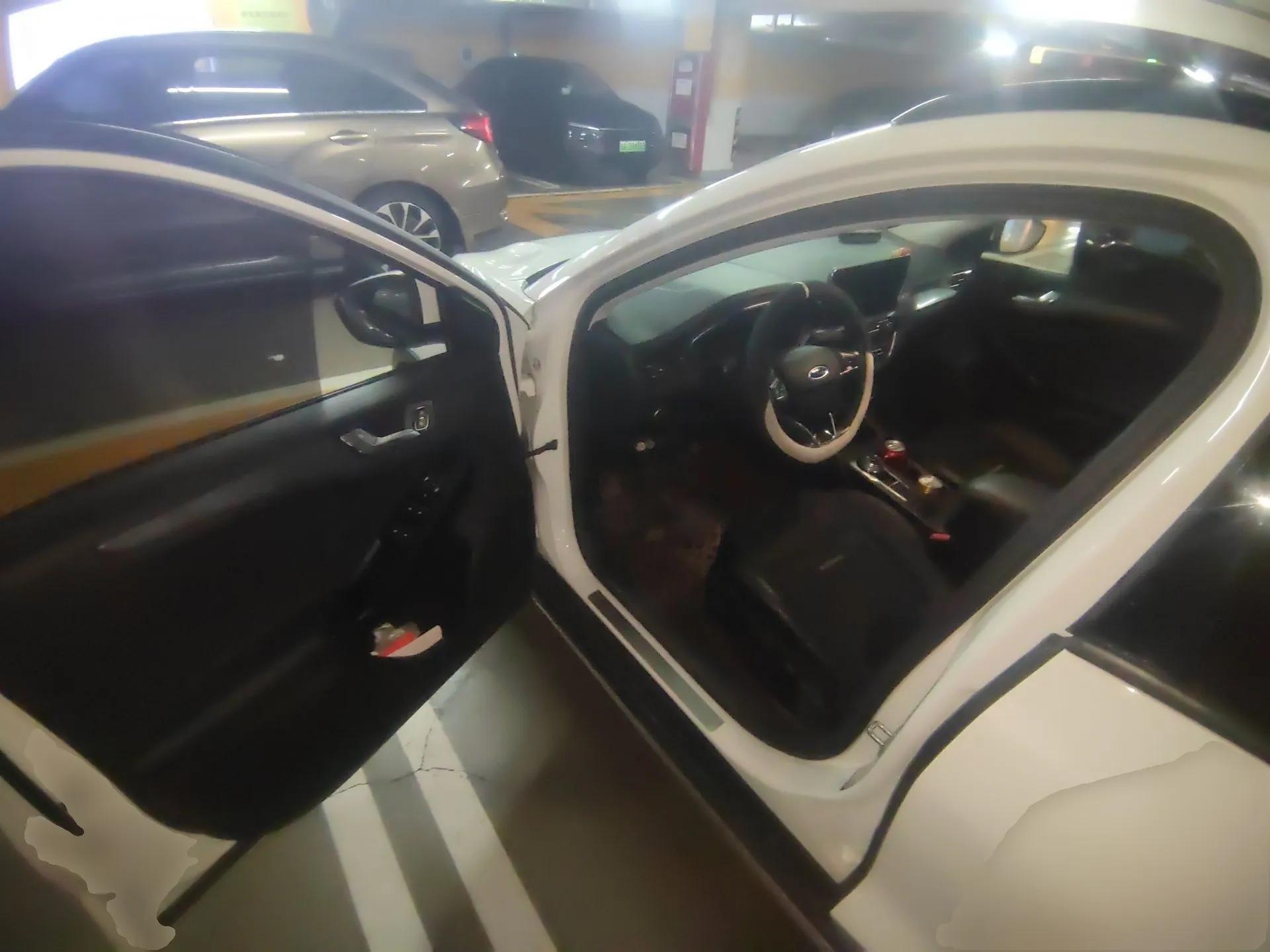 Ford Focus Active 2020 EcoBoost 180 Automatic Trendy Model — миниатюра 17