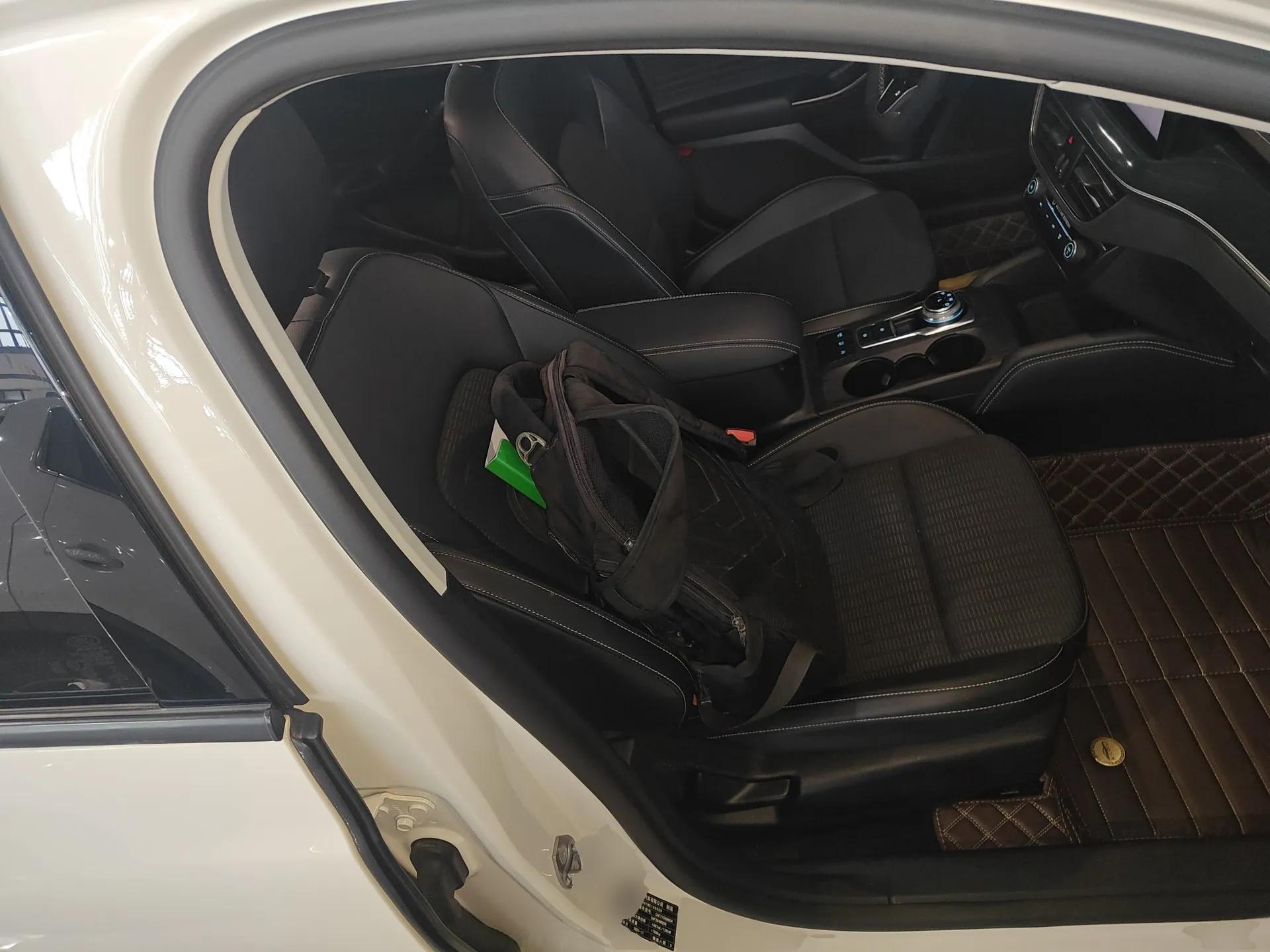 Ford Focus Active 2021 EcoBoost 180 Automatic Trendy Model — миниатюра 24