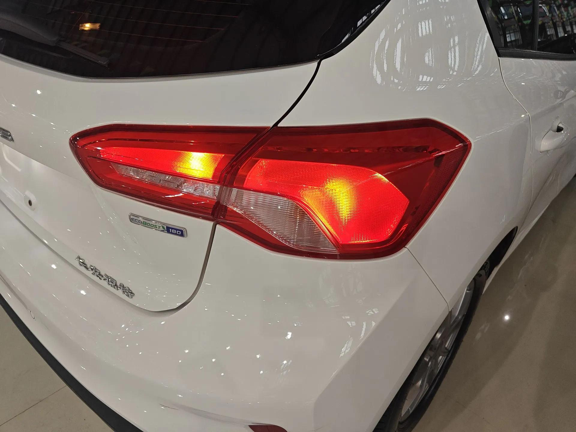 Ford Focus Active 2021 EcoBoost 180 Automatic Trendy Model — миниатюра 8