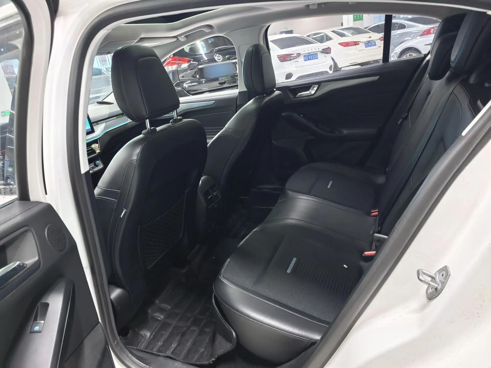 Ford Focus Active 2021 EcoBoost 180 Automatic Trendy Model — миниатюра 18