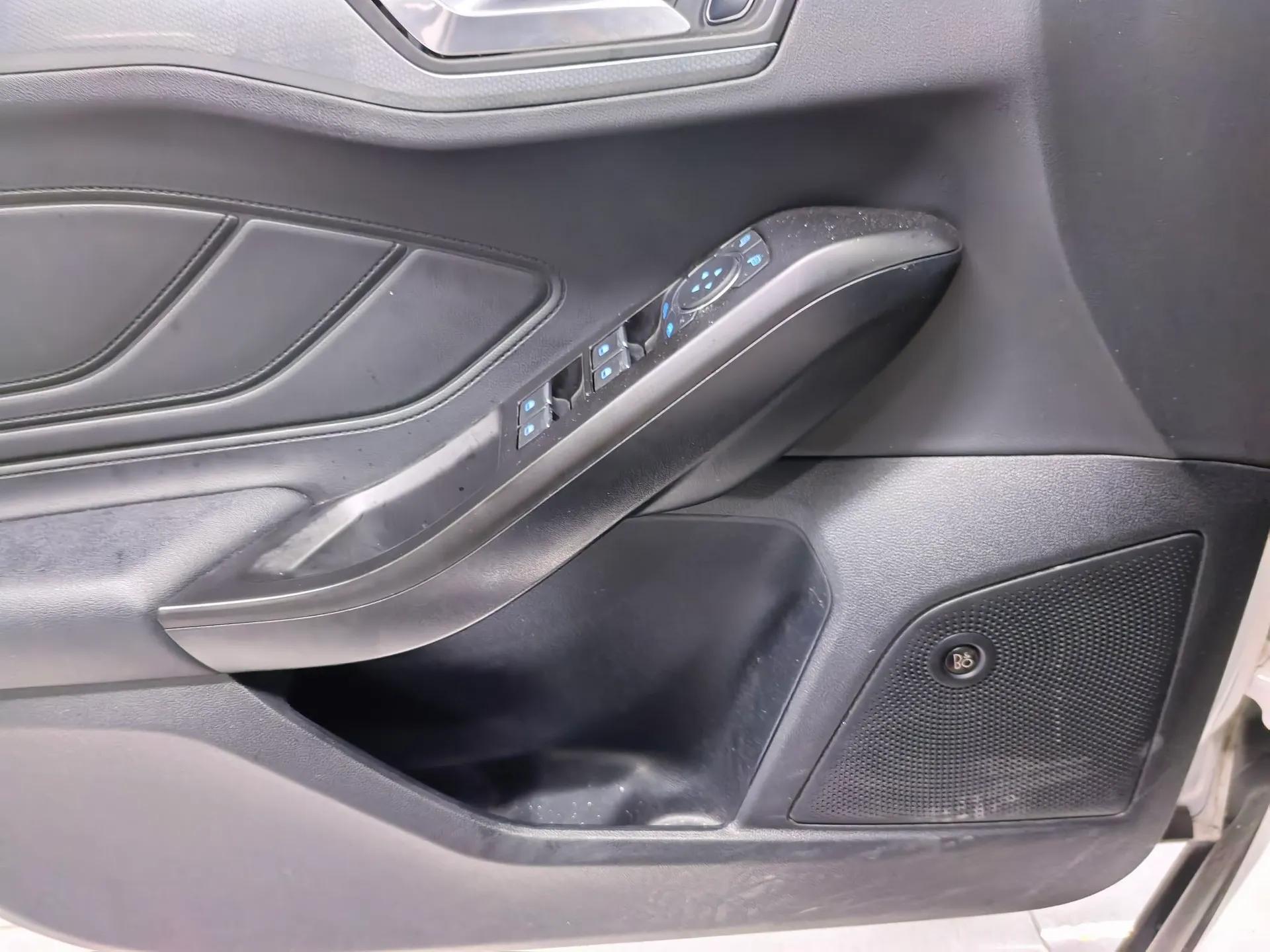 Ford Focus Active 2021 EcoBoost 180 Automatic Trendy Model — миниатюра 24