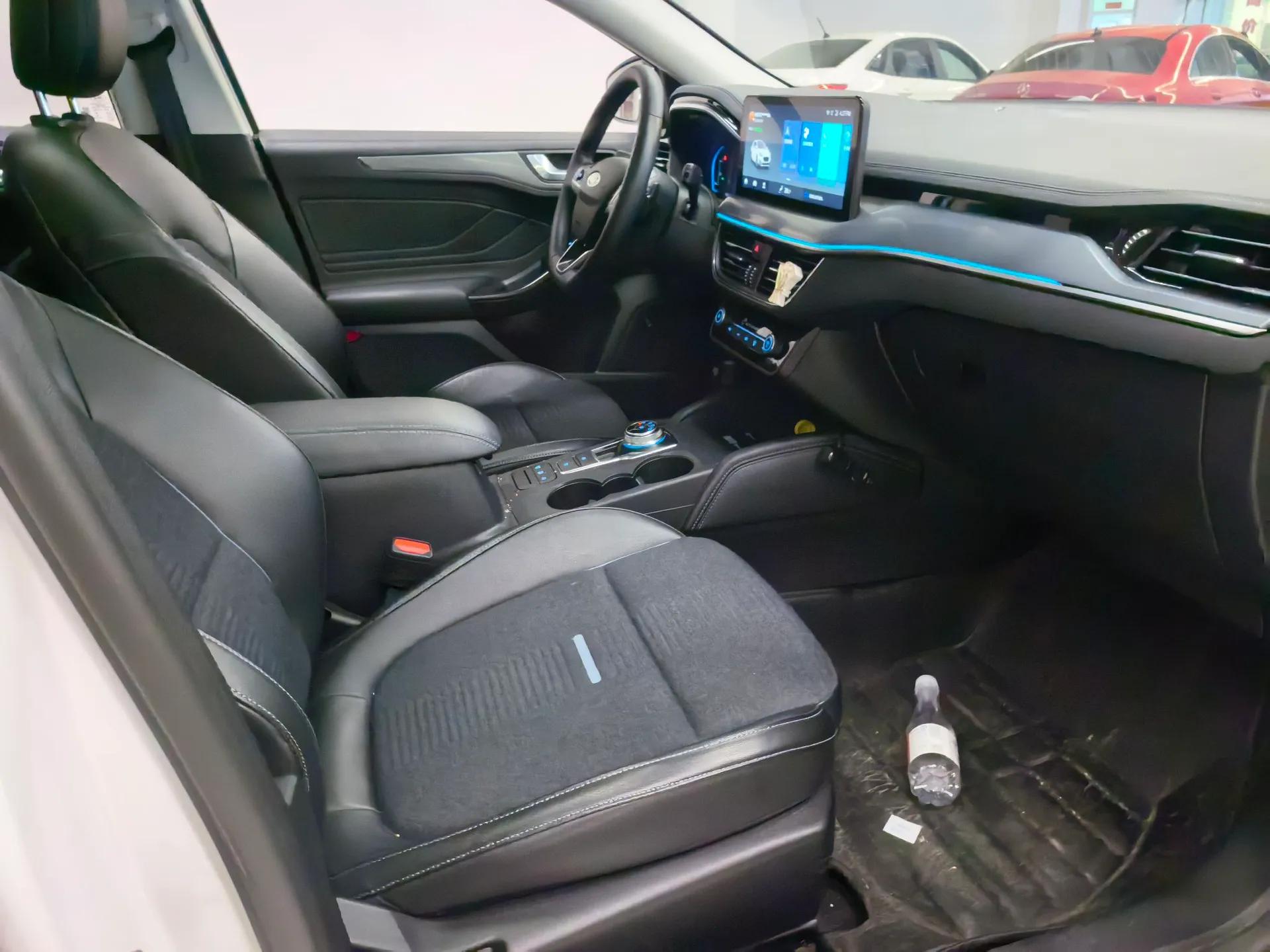Ford Focus Active 2021 EcoBoost 180 Automatic Trendy Model — миниатюра 25