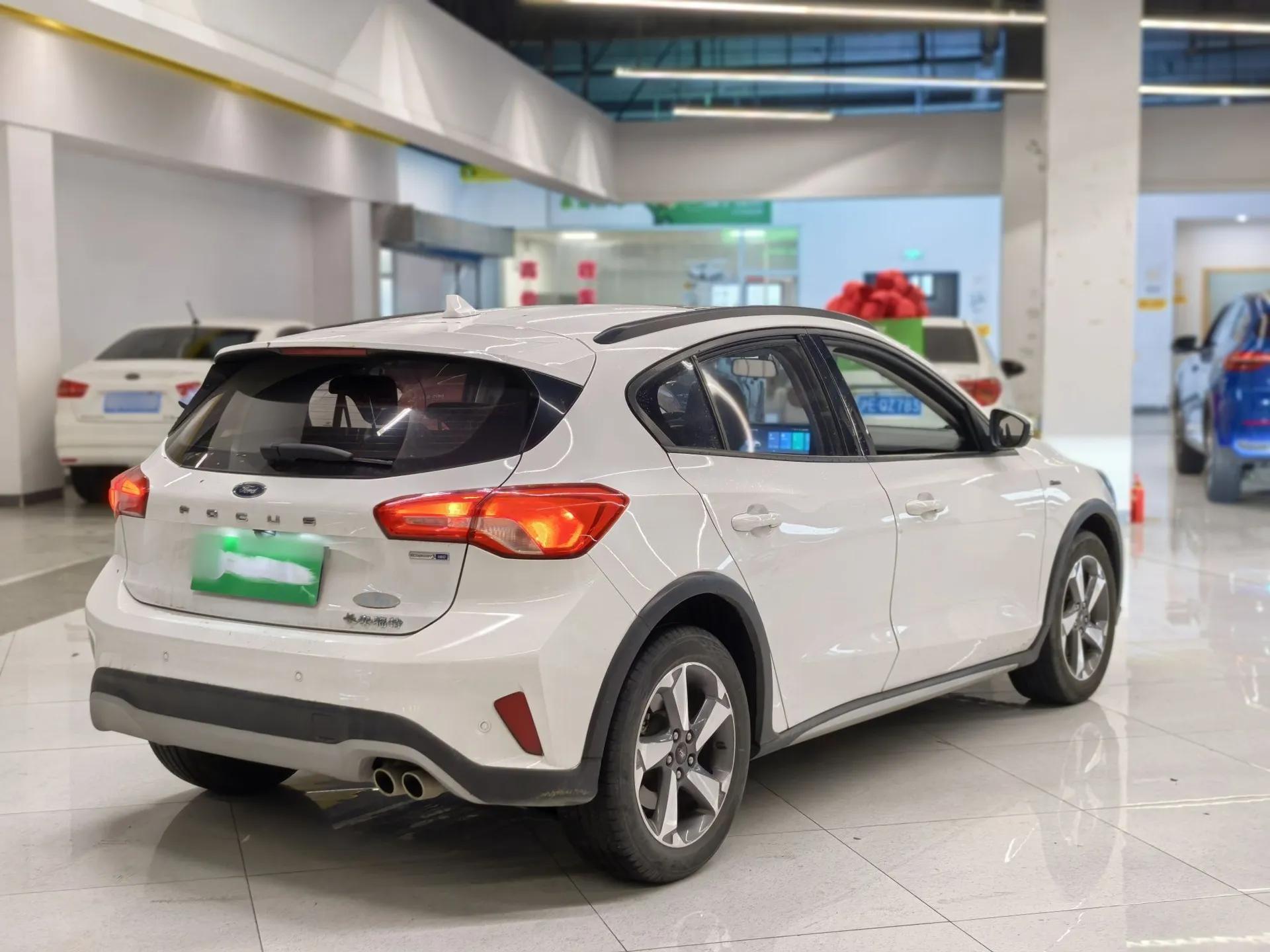 Ford Focus Active 2021 EcoBoost 180 Automatic Trendy Model — миниатюра 6