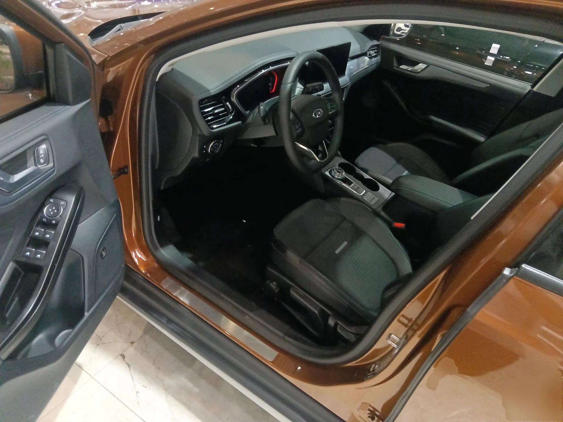 Ford Focus Active 2021 EcoBoost 180 Automatic Trendy Model — миниатюра 21