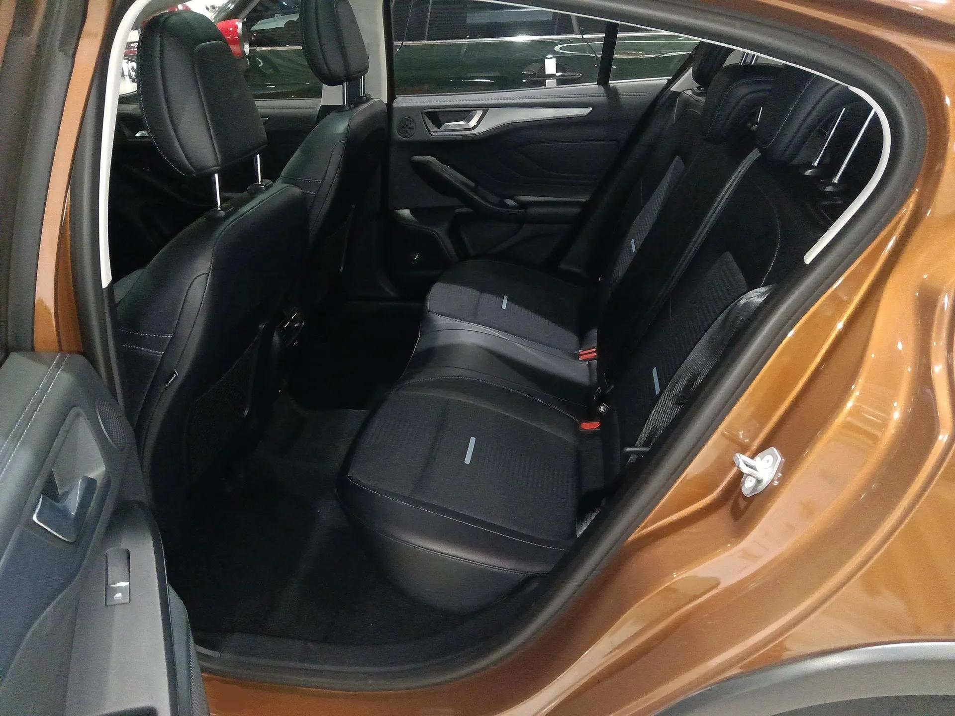 Ford Focus Active 2021 EcoBoost 180 Automatic Trendy Model — миниатюра 22
