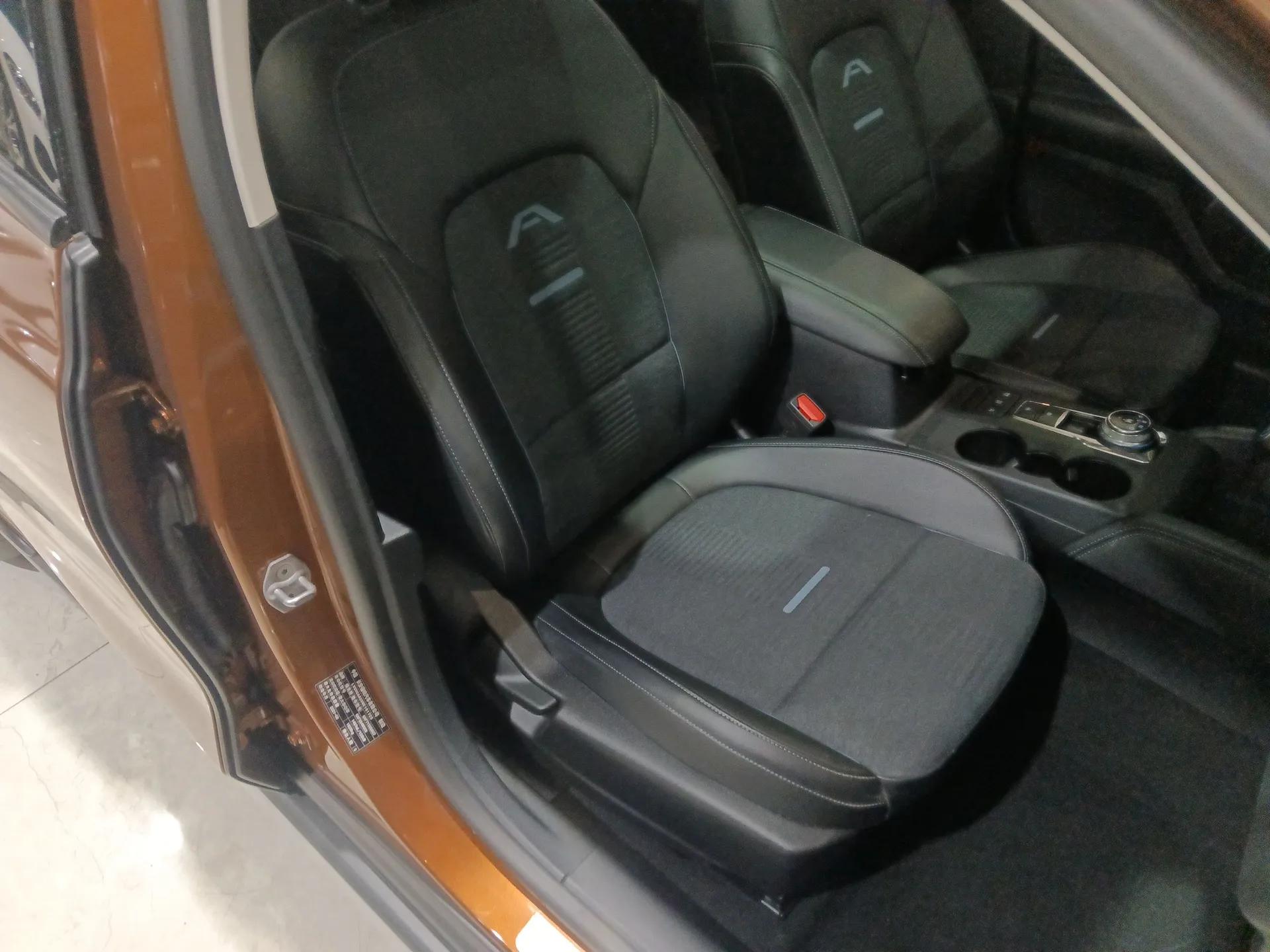 Ford Focus Active 2021 EcoBoost 180 Automatic Trendy Model — миниатюра 23