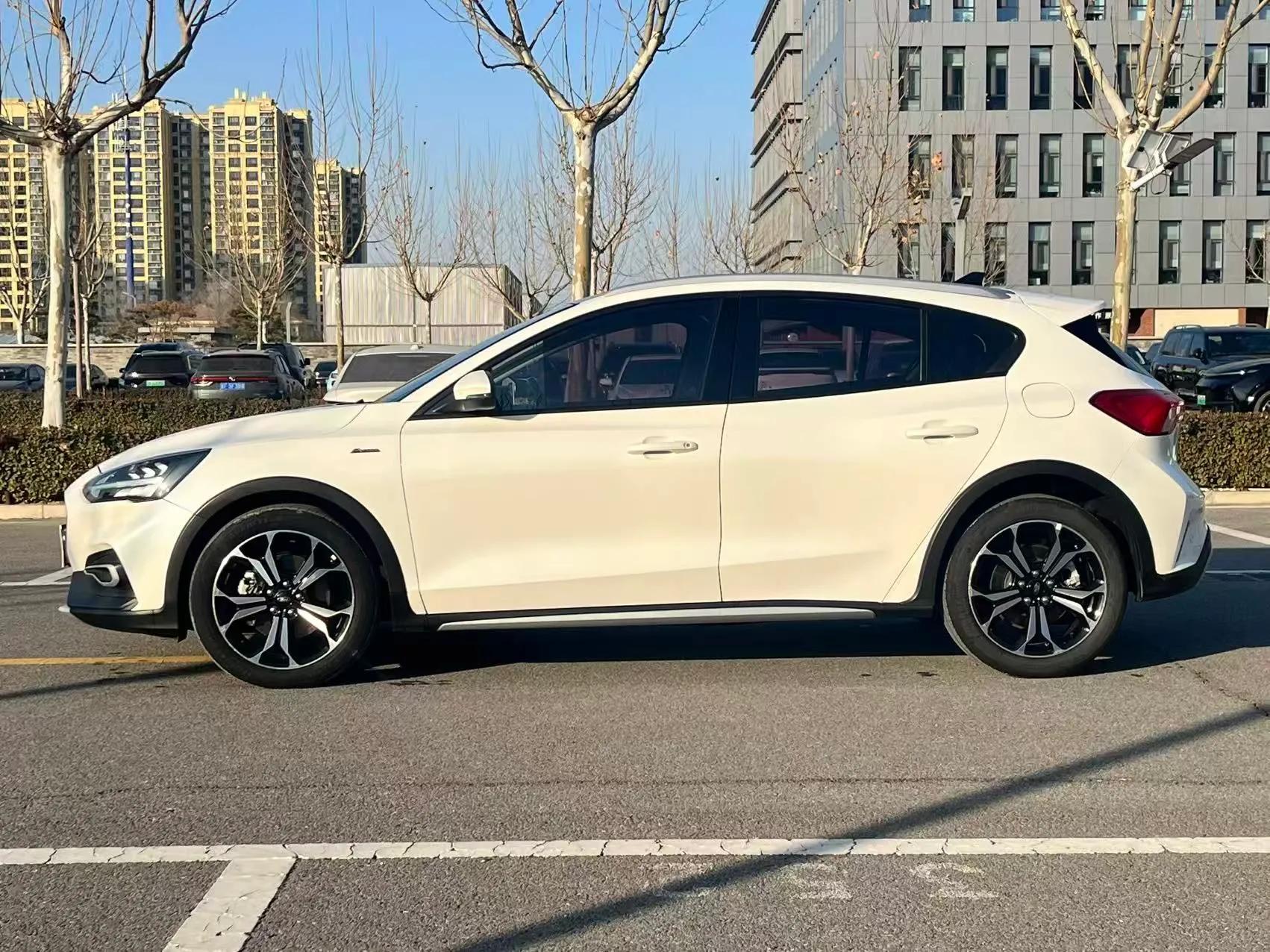 Ford Focus Active 2020 EcoBoost 180 Automatic Titanium Edition — миниатюра 2