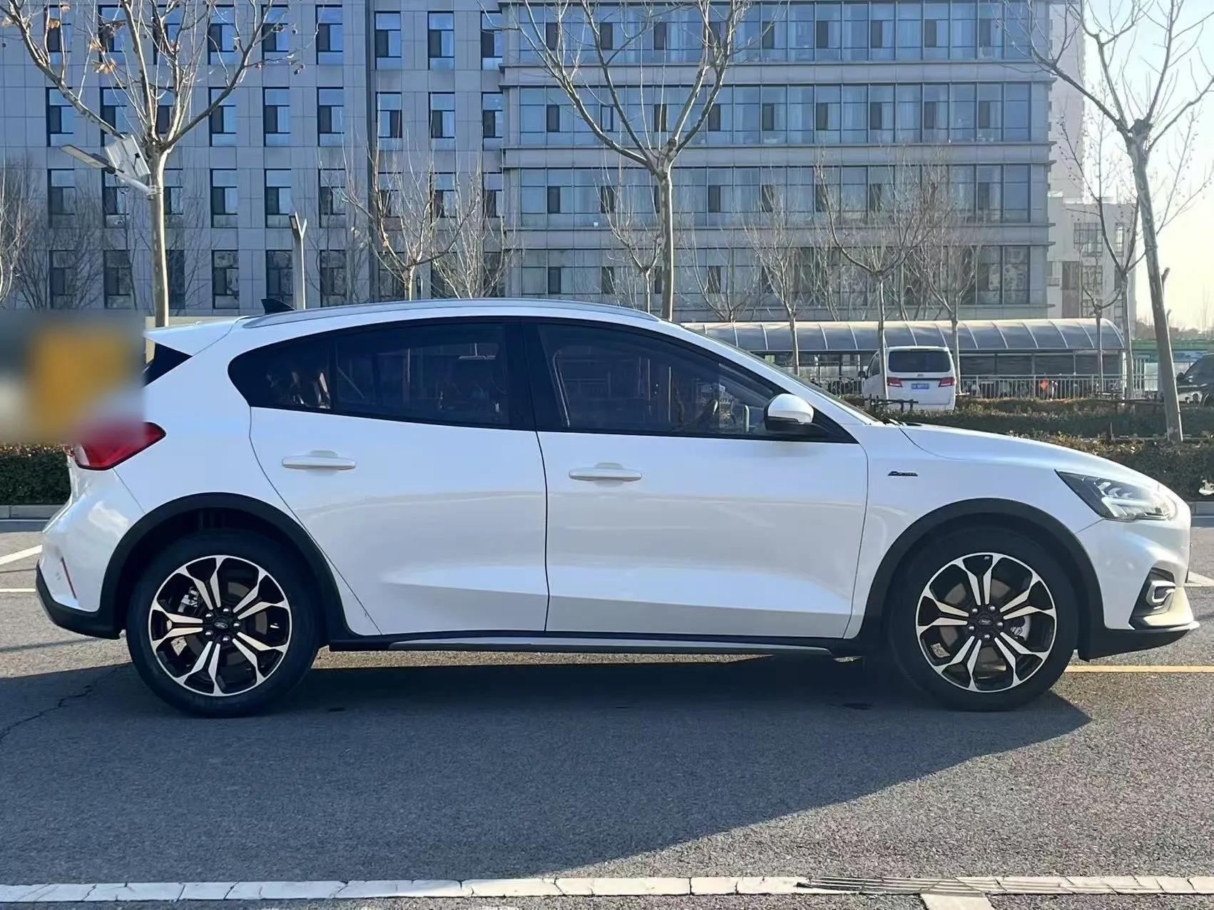Ford Focus Active 2020 EcoBoost 180 Automatic Titanium Edition — миниатюра 3