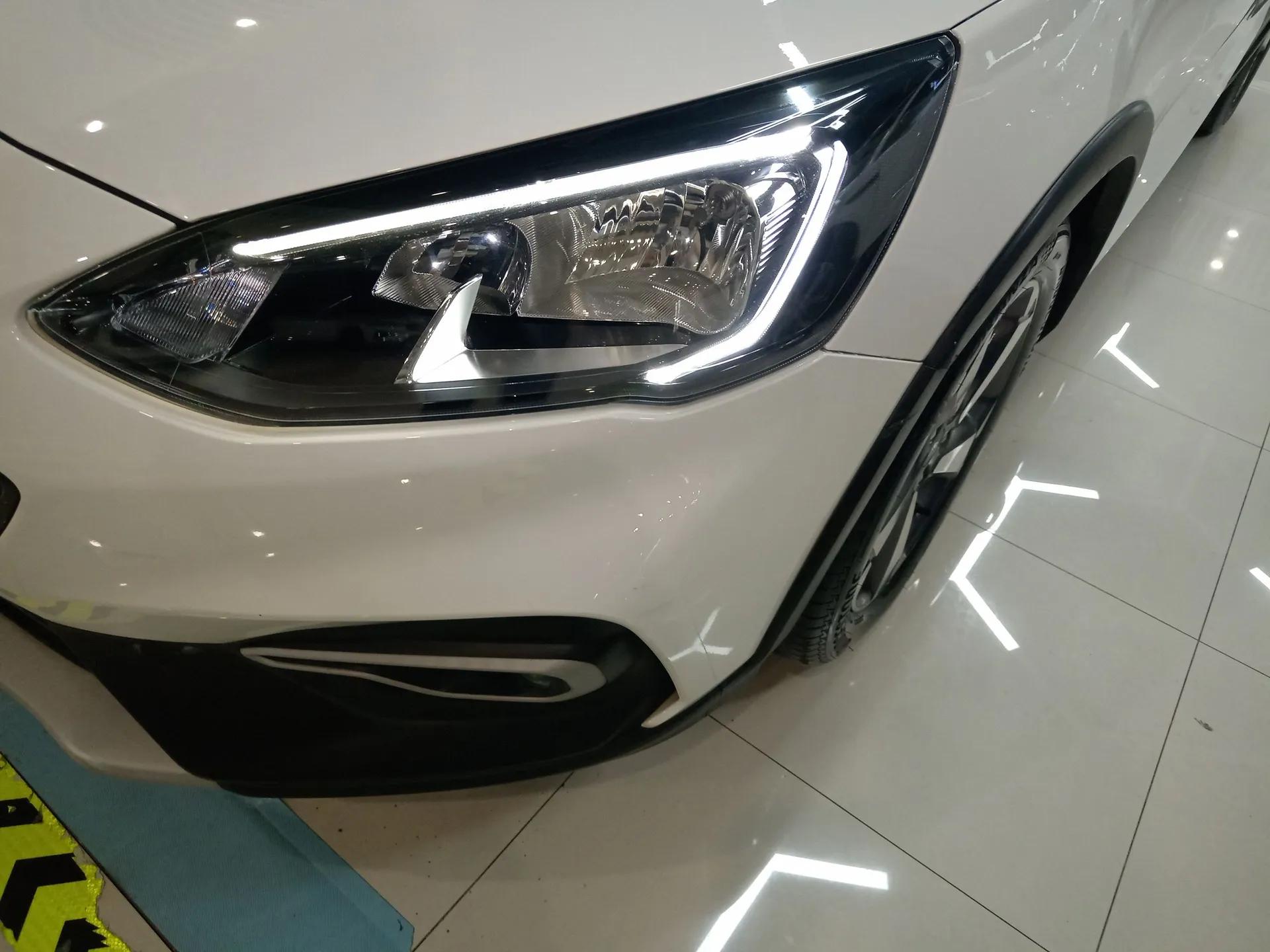Ford Focus Active 2020 EcoBoost 180 Automatic Trendy Model — миниатюра 2