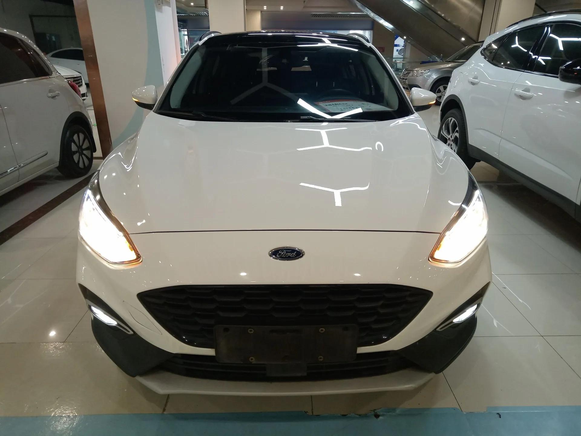 Ford Focus Active 2020 EcoBoost 180 Automatic Trendy Model — миниатюра 3