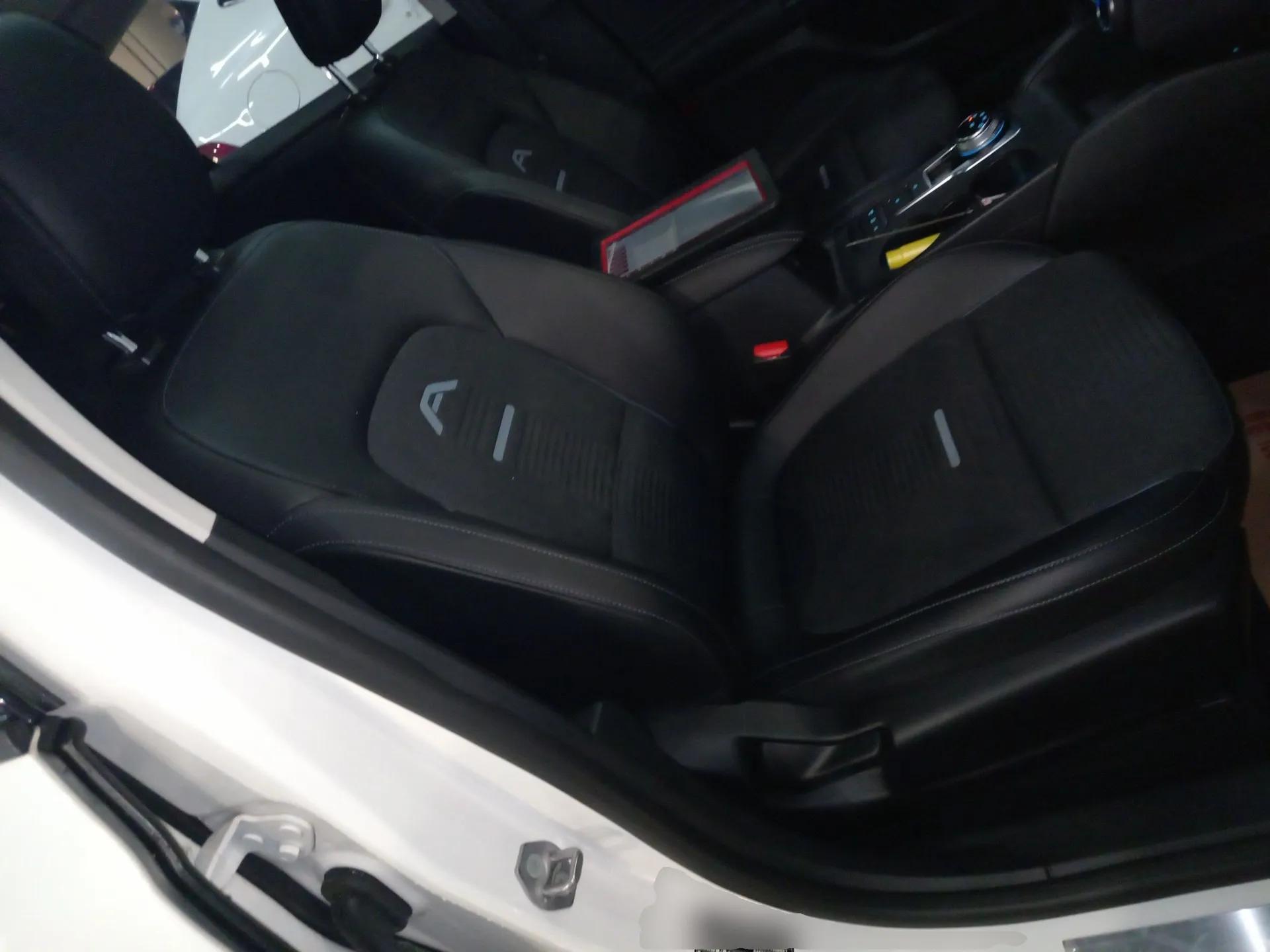 Ford Focus Active 2020 EcoBoost 180 Automatic Trendy Model — миниатюра 23