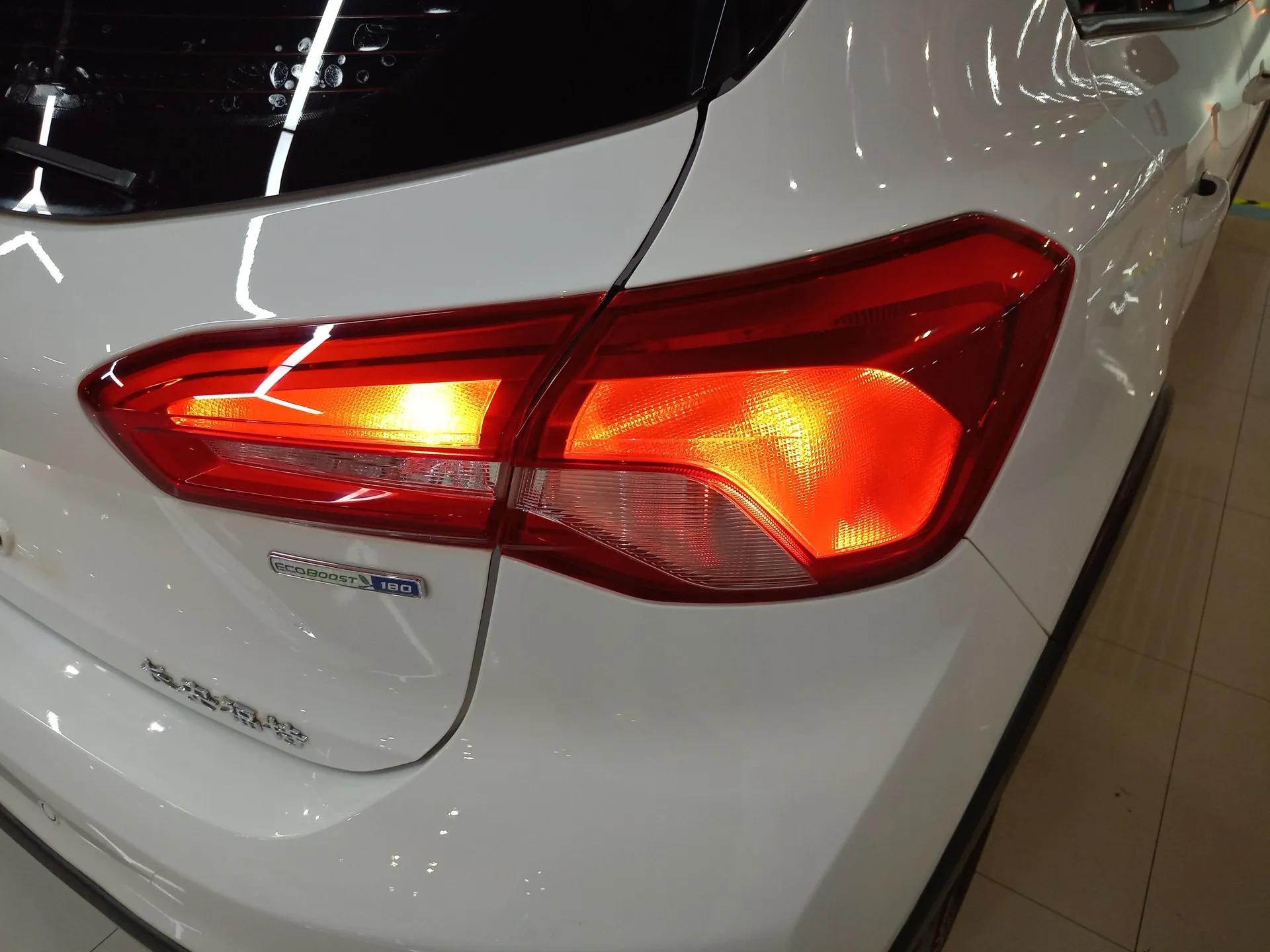 Ford Focus Active 2020 EcoBoost 180 Automatic Trendy Model — миниатюра 8