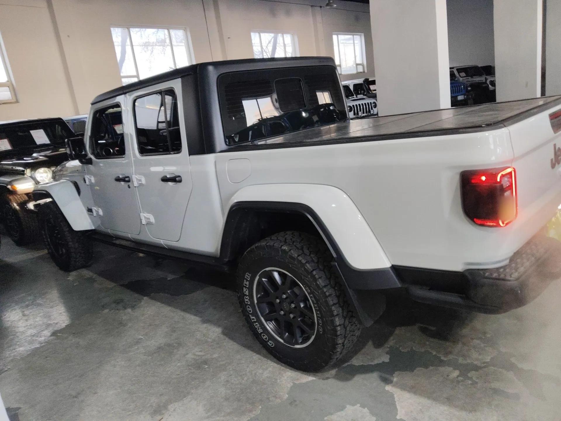 Jeep Gladiator 2022 3.6L Pioneer Edition — миниатюра 5