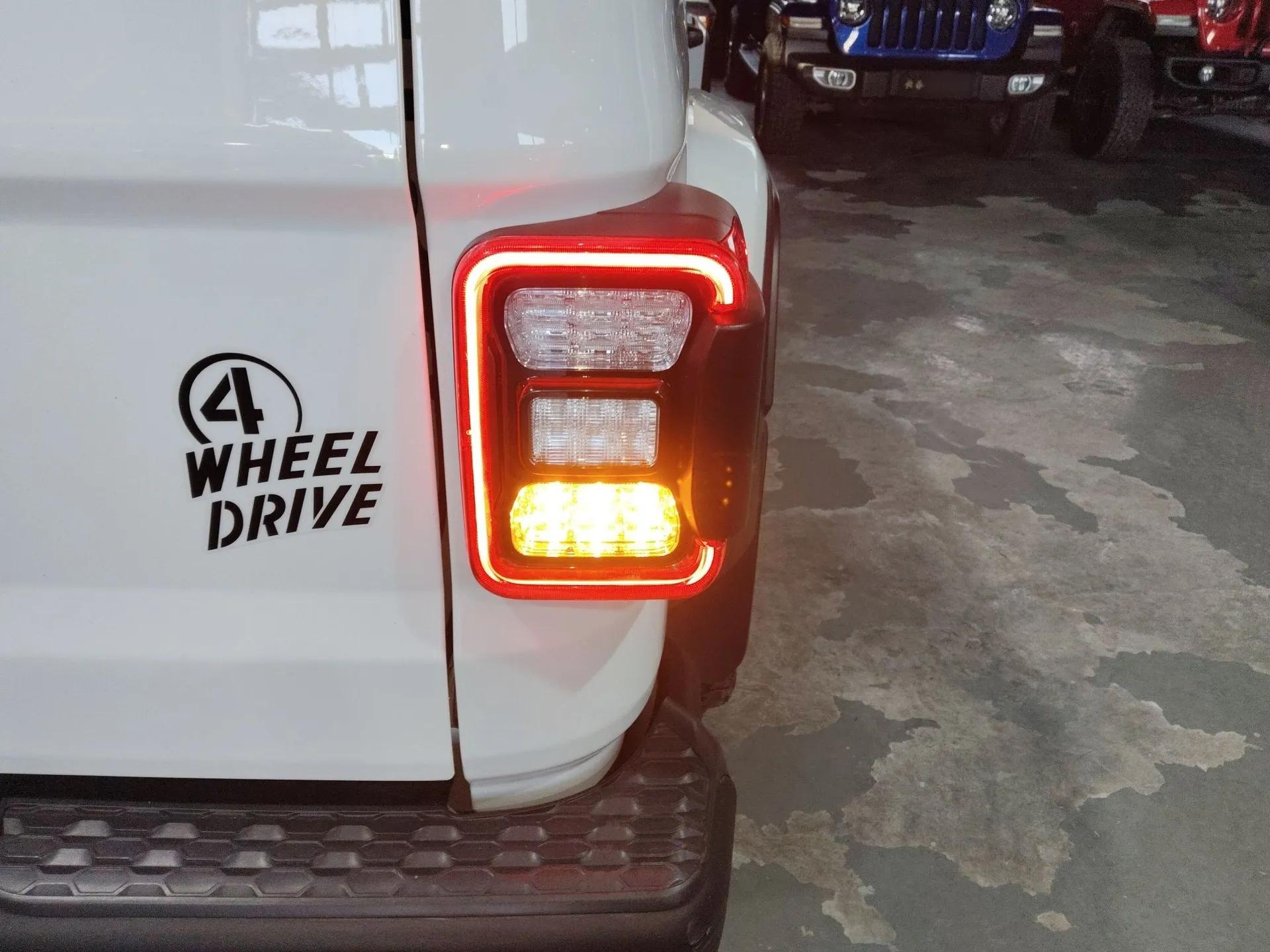 Jeep Gladiator 2022 3.6L Pioneer Edition — миниатюра 8