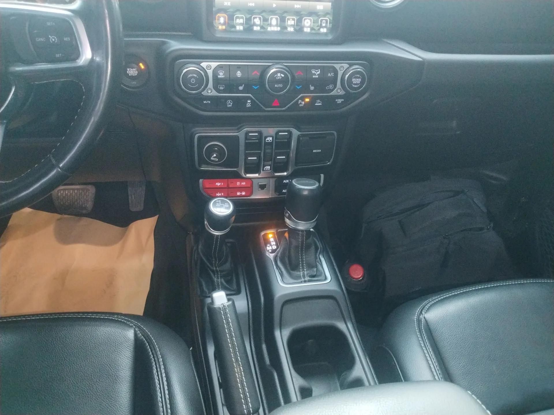 Jeep Gladiator 2022 3.6L Pioneer Edition — миниатюра 15