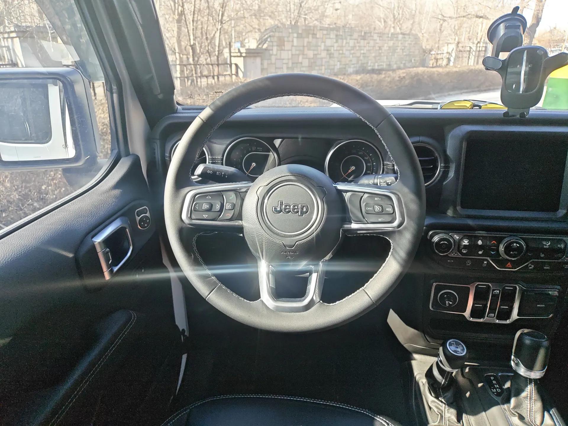 Jeep Gladiator 2024 3.6L Camping Edition — миниатюра 11