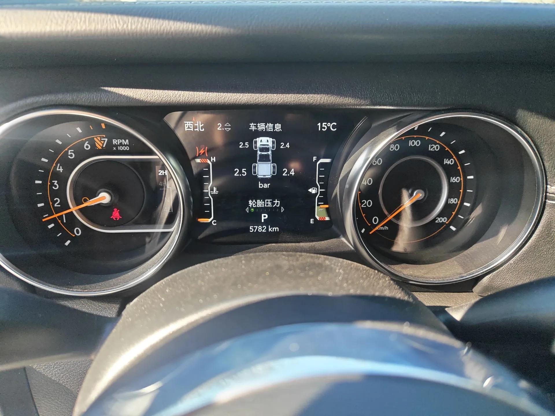 Jeep Gladiator 2024 3.6L Camping Edition — миниатюра 12