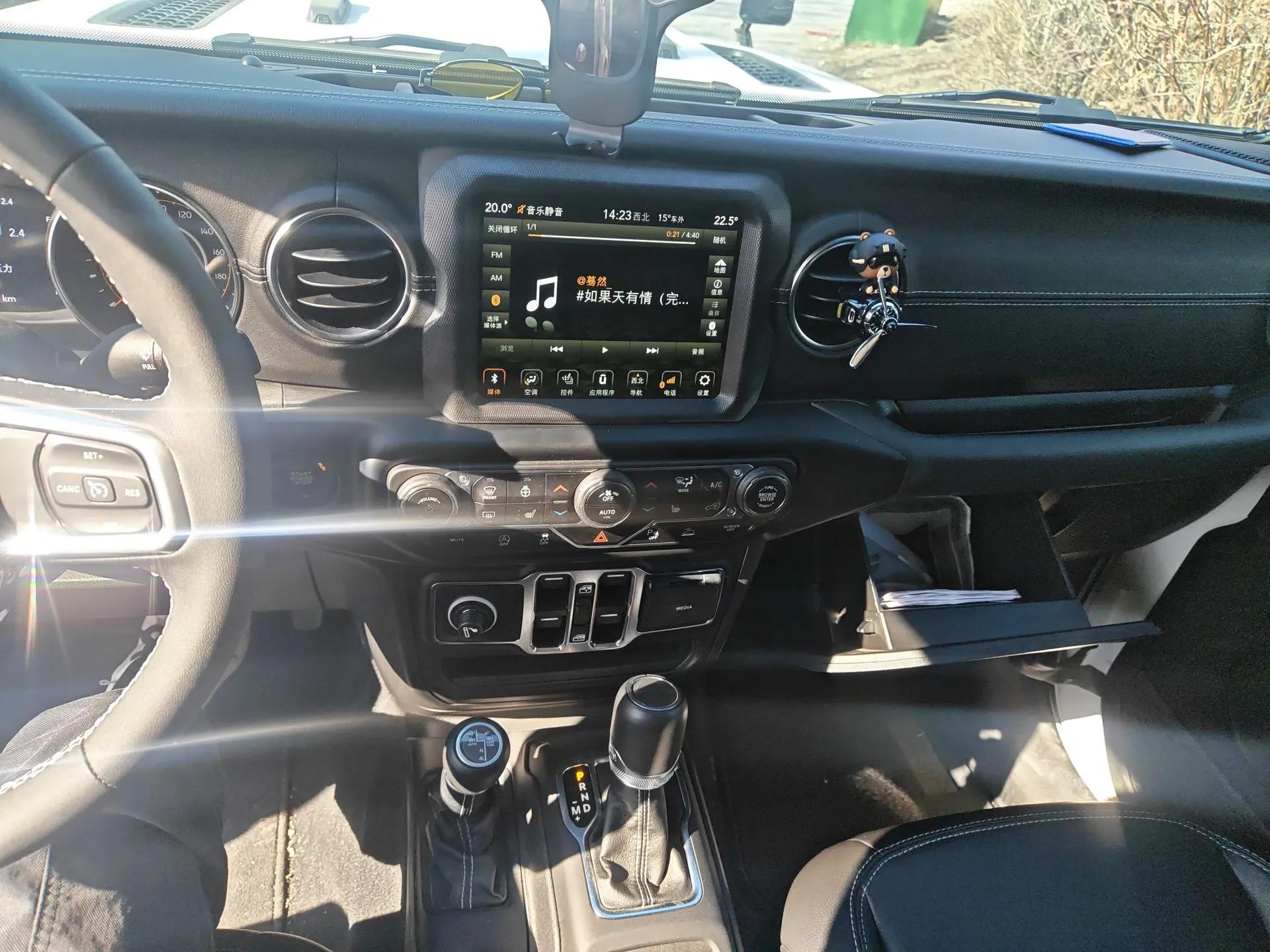 Jeep Gladiator 2024 3.6L Camping Edition — миниатюра 14