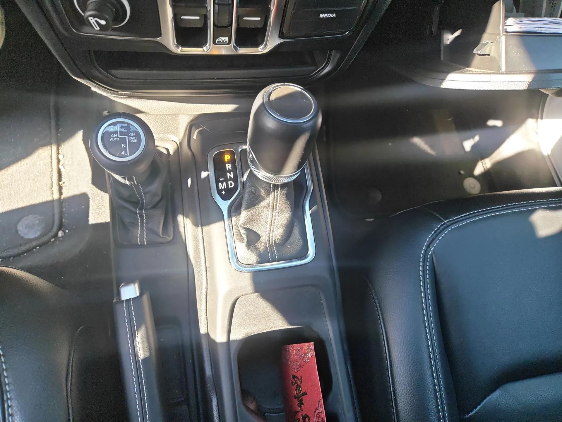 Jeep Gladiator 2024 3.6L Camping Edition — миниатюра 15