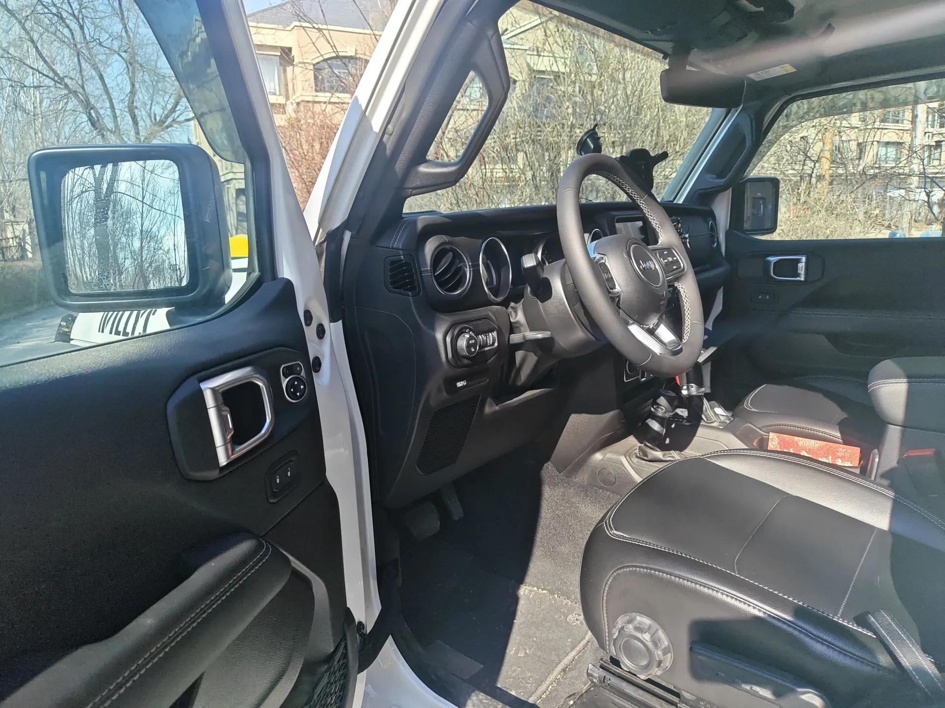 Jeep Gladiator 2024 3.6L Camping Edition — миниатюра 17